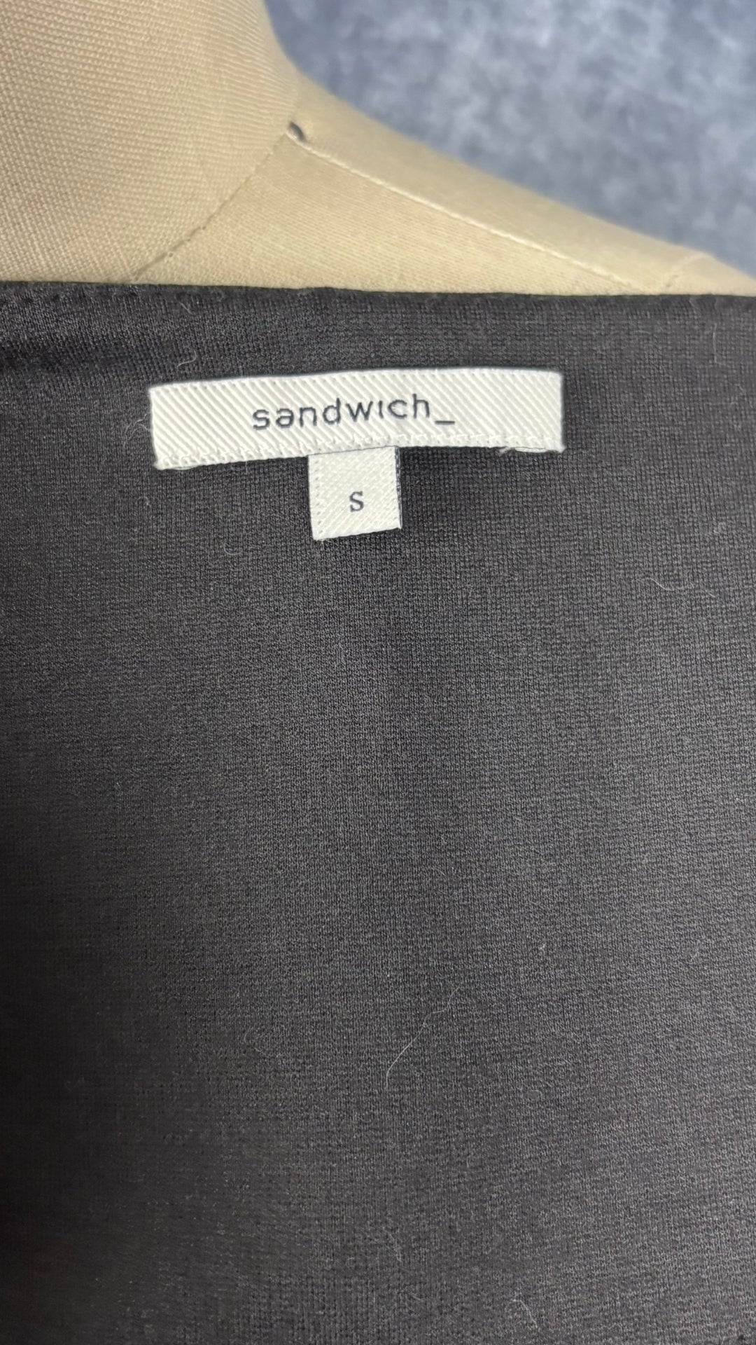 Robe noire confortable encolure cloutée Sandwich, taille small. Vue de l'étiquette.