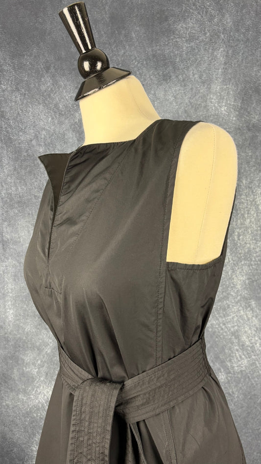 Robe noire en popeline de coton Judith & Charles, taille 8. Vue de l'encolure.