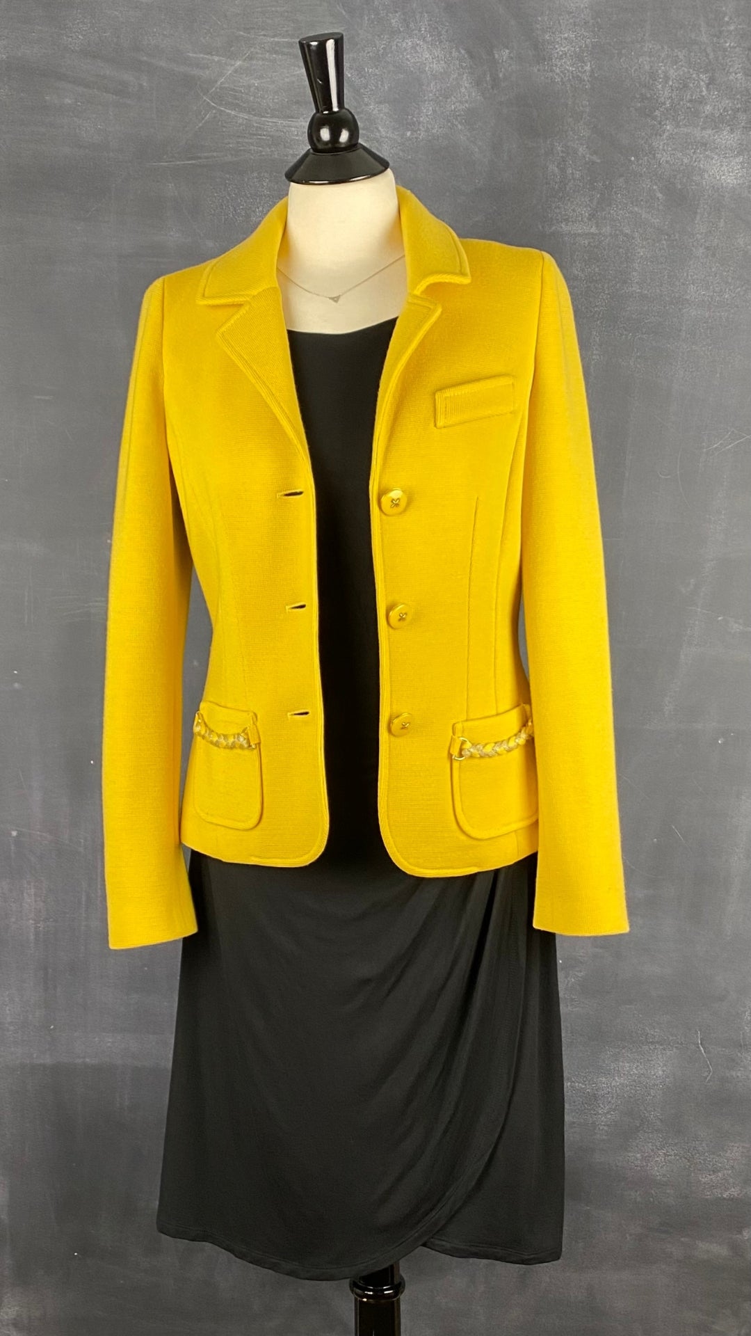 Robe noire drapée La Fée Maraboutée, taille s-m. Vue de l'agencement avec le blazer en laine jaune Luisa Spagnoli.