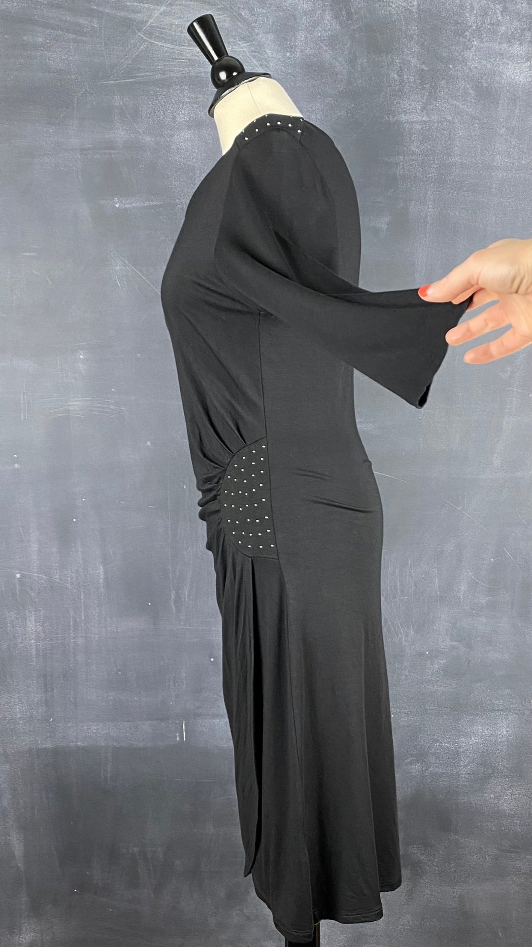 Robe noire drapée La Fée Maraboutée, taille s-m. Vue de côté, manche relevée.