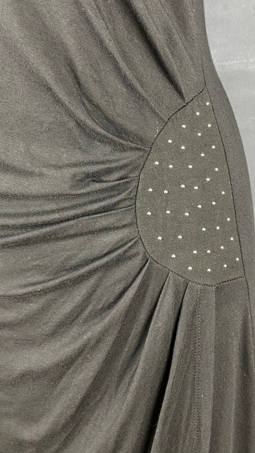 Robe noire drapée La Fée Maraboutée, taille s-m. Vue du plissé à la taille.