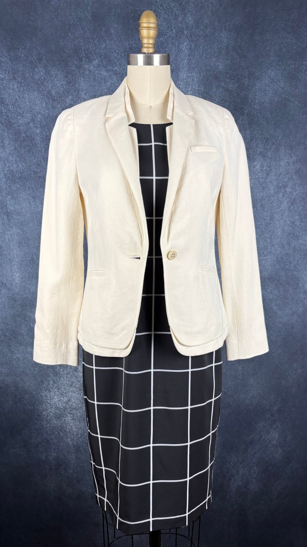 Robe noire droite noire et blanche à carreaux InWear, taille xs. Vue de l'agencement avec le blazer crème J.Brand.