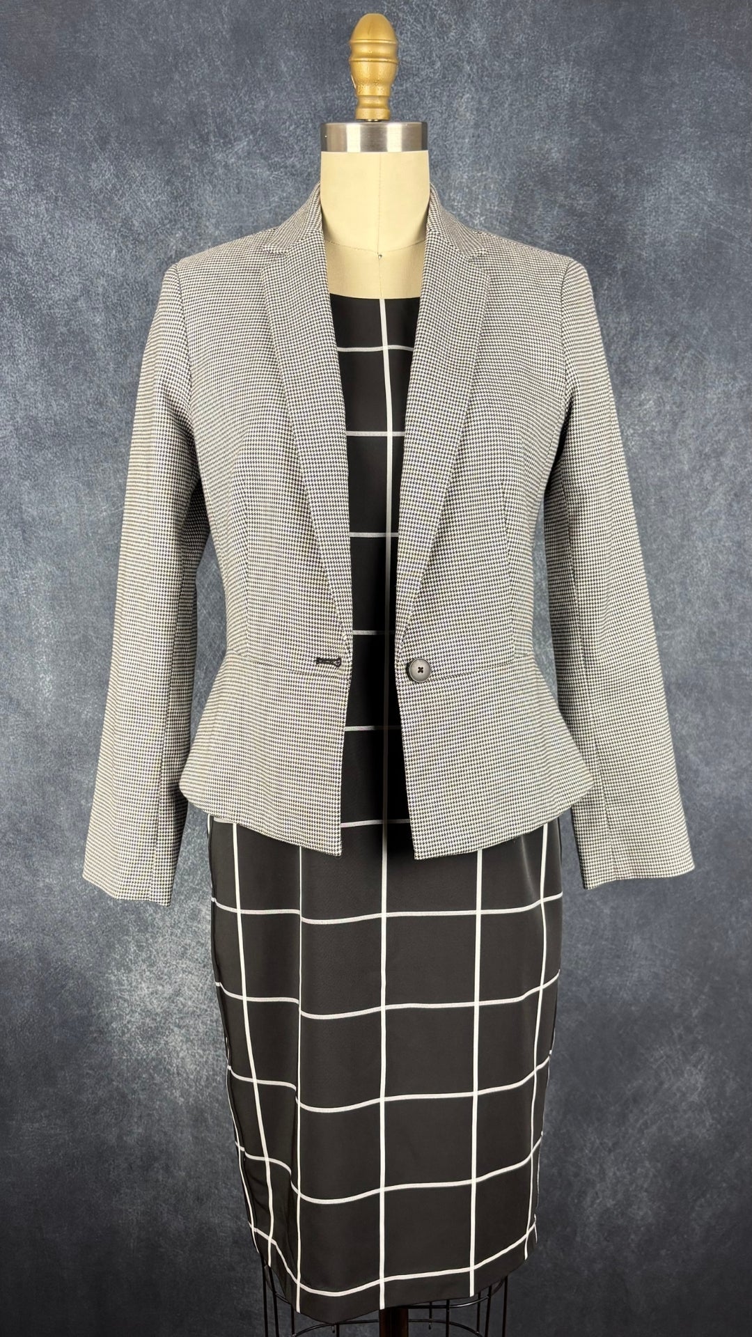 Robe noire droite noire et blanche à carreaux InWear, taille xs. Vue de l'agencement avec le blazer pied-de-poule.
