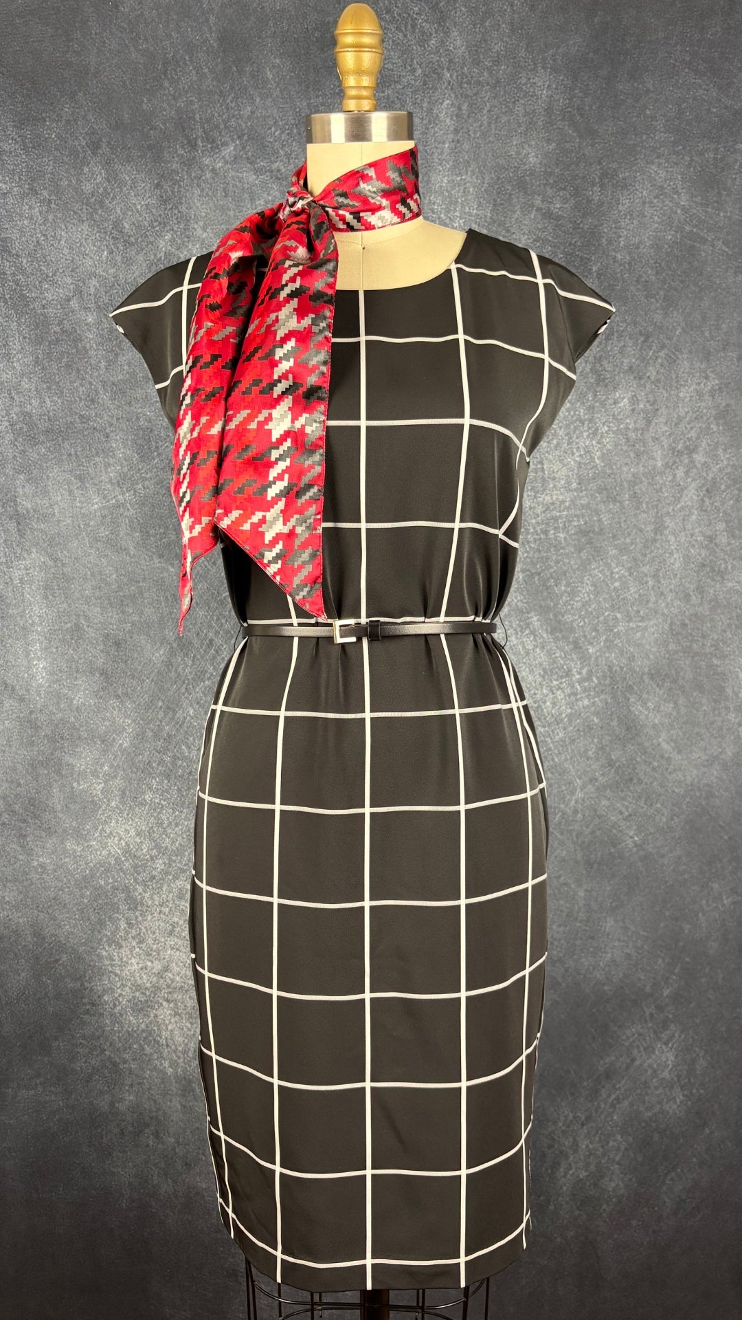 Robe noire droite noire et blanche à carreaux InWear, taille xs. Vue de l'agencement avec une fine ceinture et le foulard à motifs Mexx.