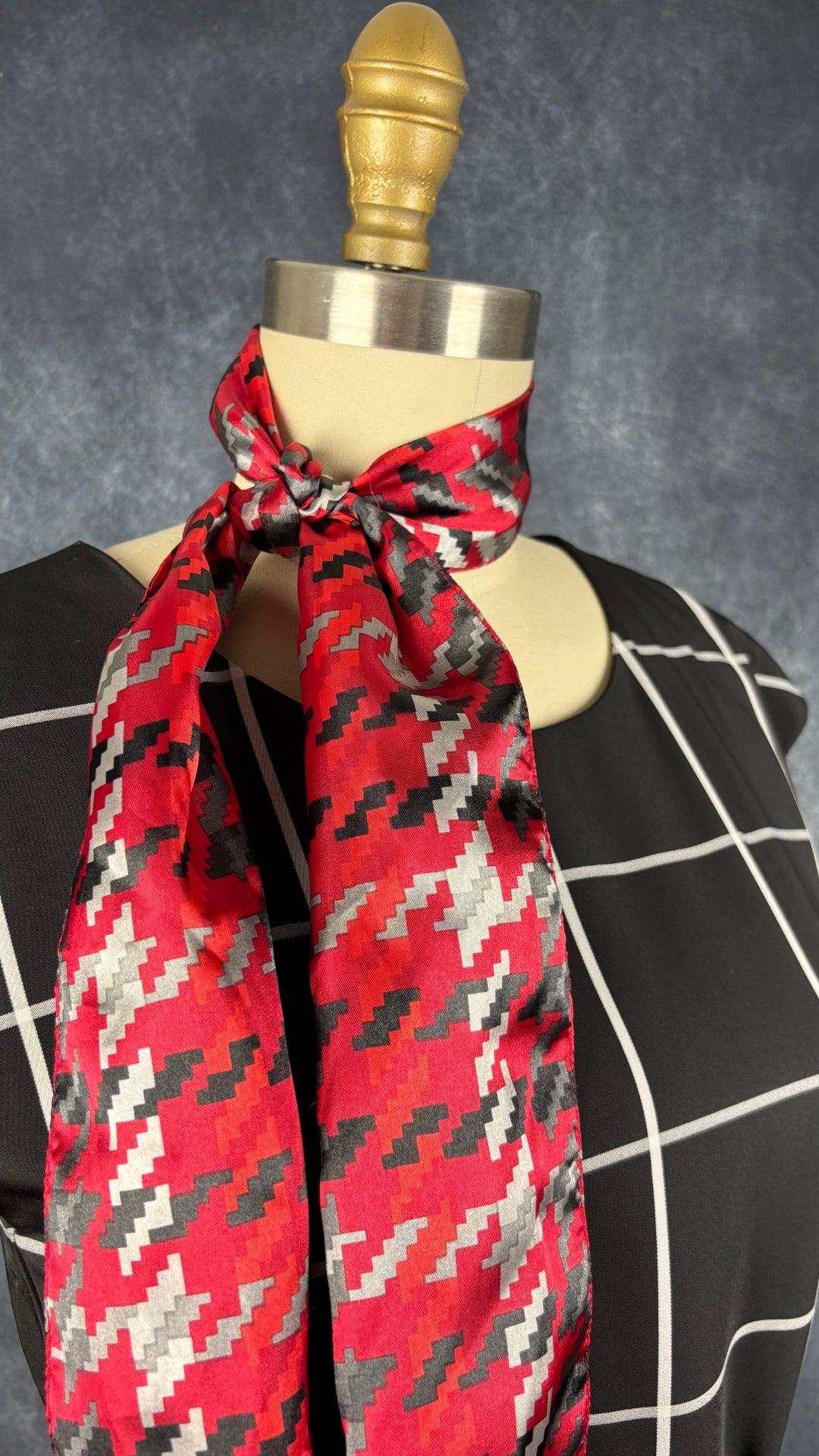 Robe noire droite noire et blanche à carreaux InWear, taille xs. Vue de l'agencement avec le foulard à motifs rouge, gris et noir Mexx.