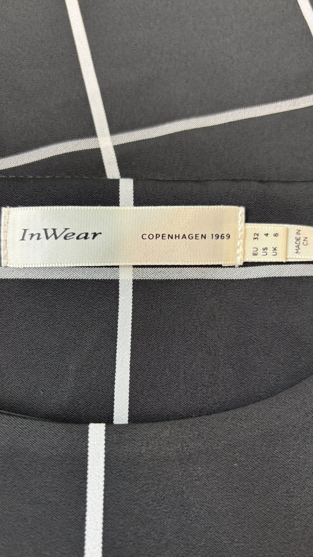 Robe noire droite noire et blanche à carreaux InWear, taille xs. Vue de l'étiquette.