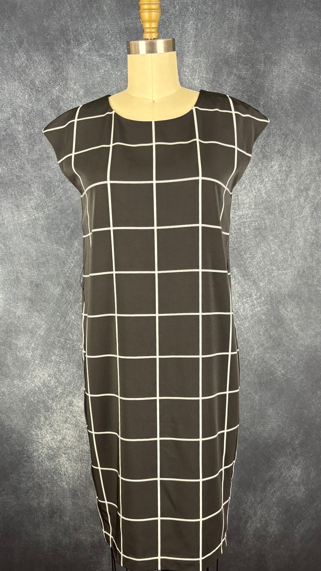 Robe noire droite noire et blanche à carreaux InWear, taille xs. Vue de face.