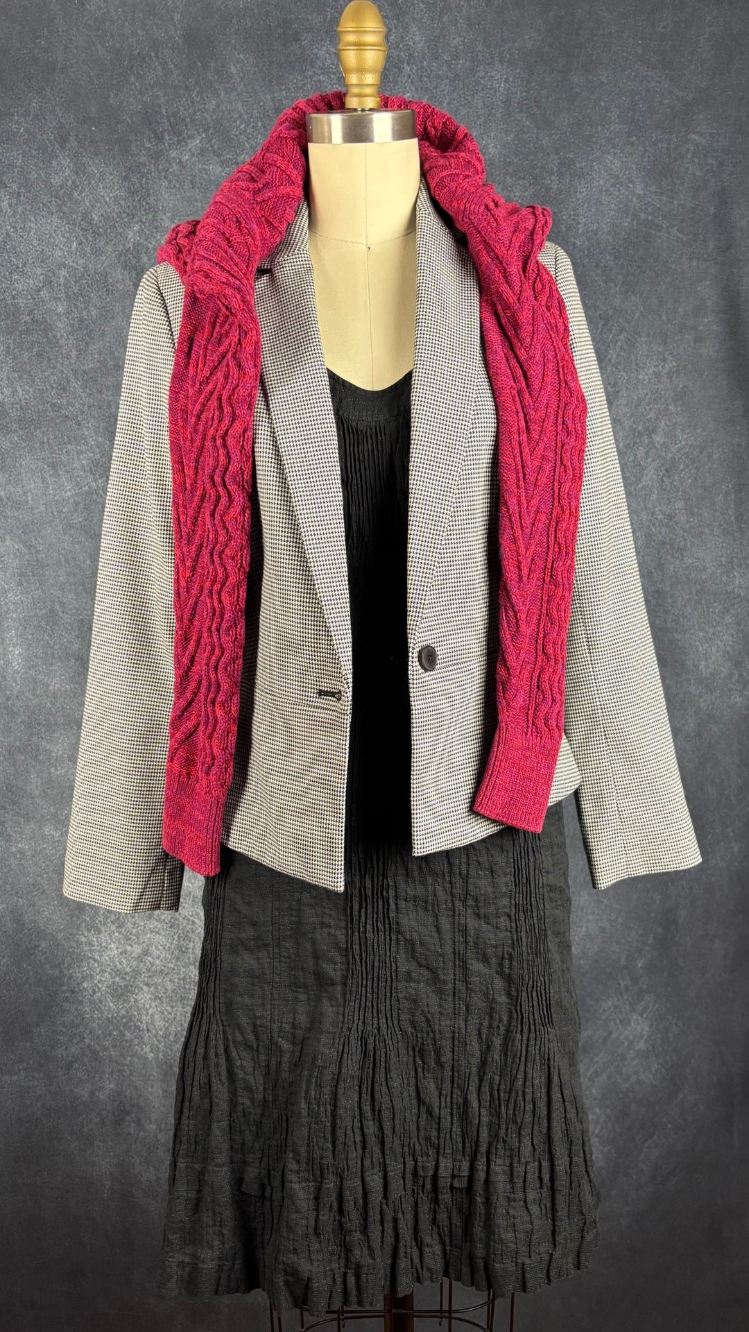 Robe noire effet froissé scintillante Luisa Cerano, taille 6. Vue de l'agencement avec le blazer pied de poule et le tricot torsadé Gap.