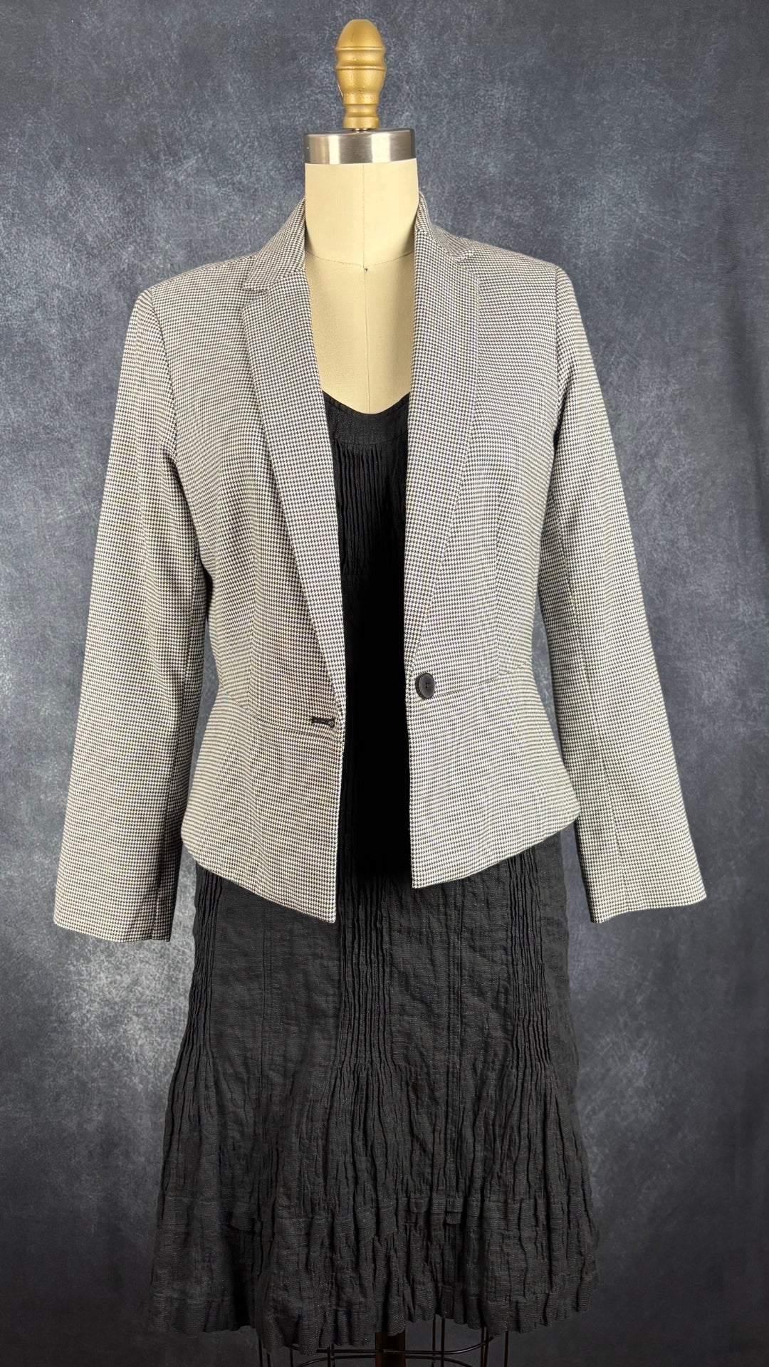 Robe noire effet froissé scintillante Luisa Cerano, taille 6. Vue de l'agencement avec le blazer pied de poule Banana Republic.