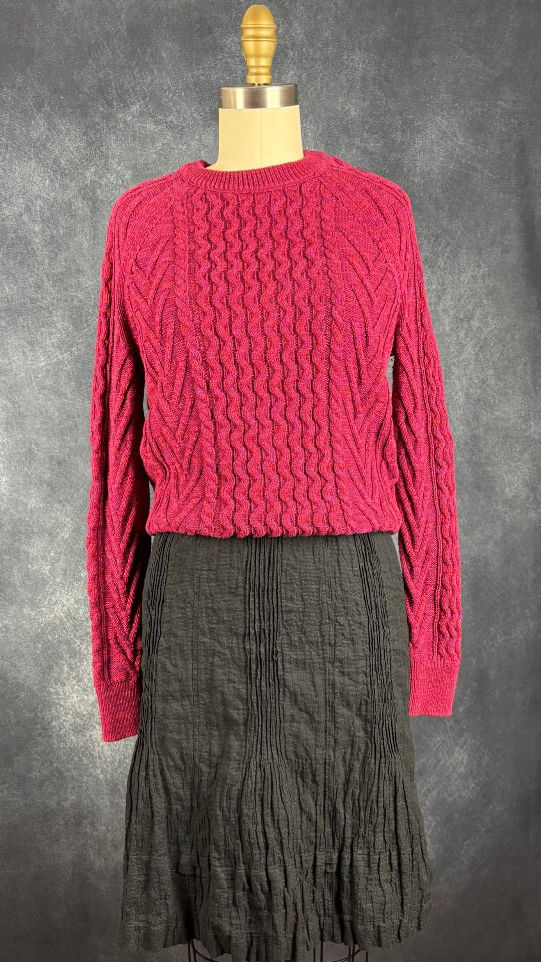 Robe noire effet froissé scintillante Luisa Cerano, taille 6. Vue de l'agencement avec le tricot torsadé framboise Gap.