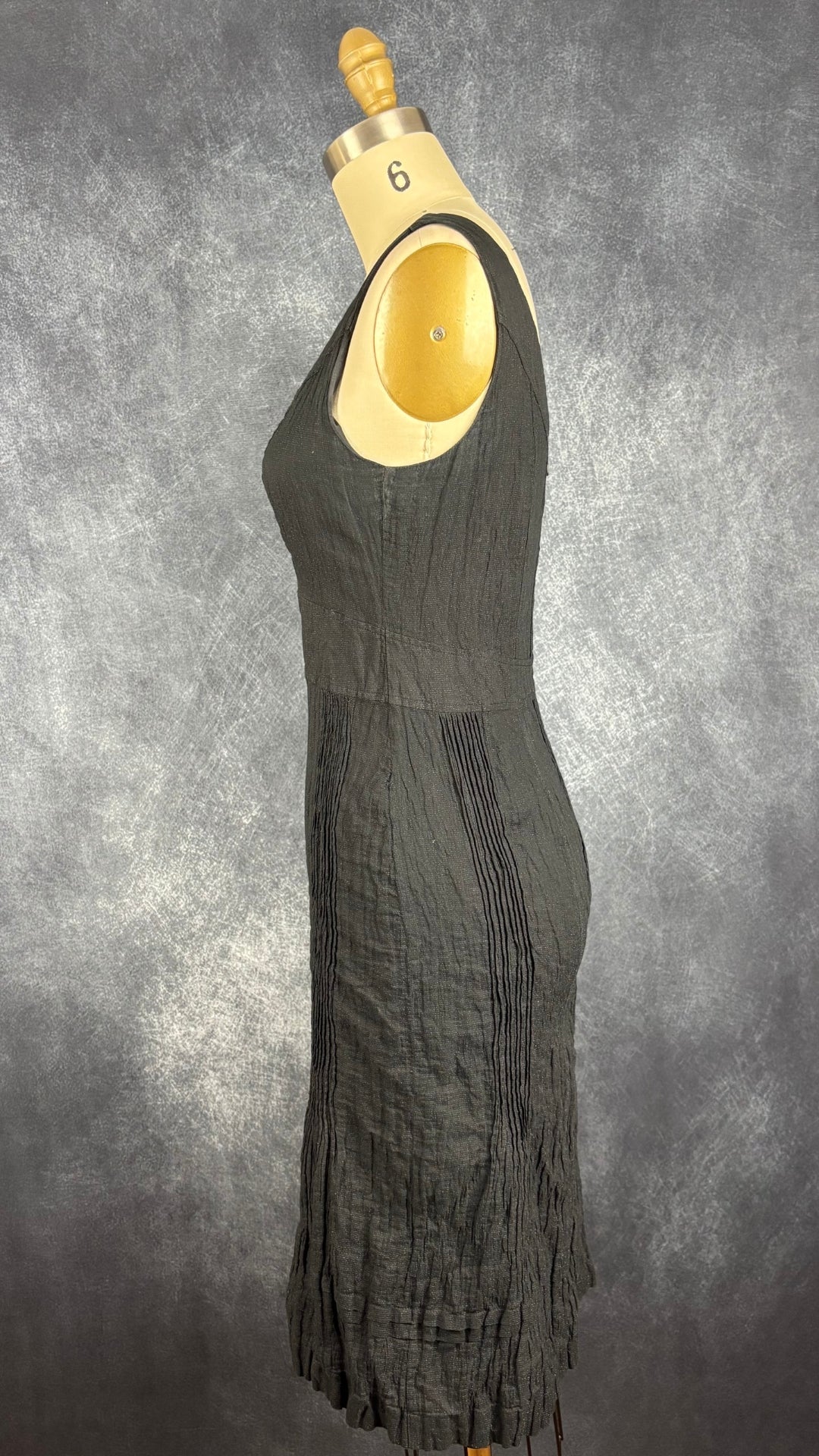 Robe noire effet froissé scintillante Luisa Cerano, taille 6. Vue de côté.