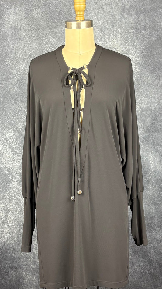 Robe de plage noire à encolure lacée Shan, taille 6. Vue de face.