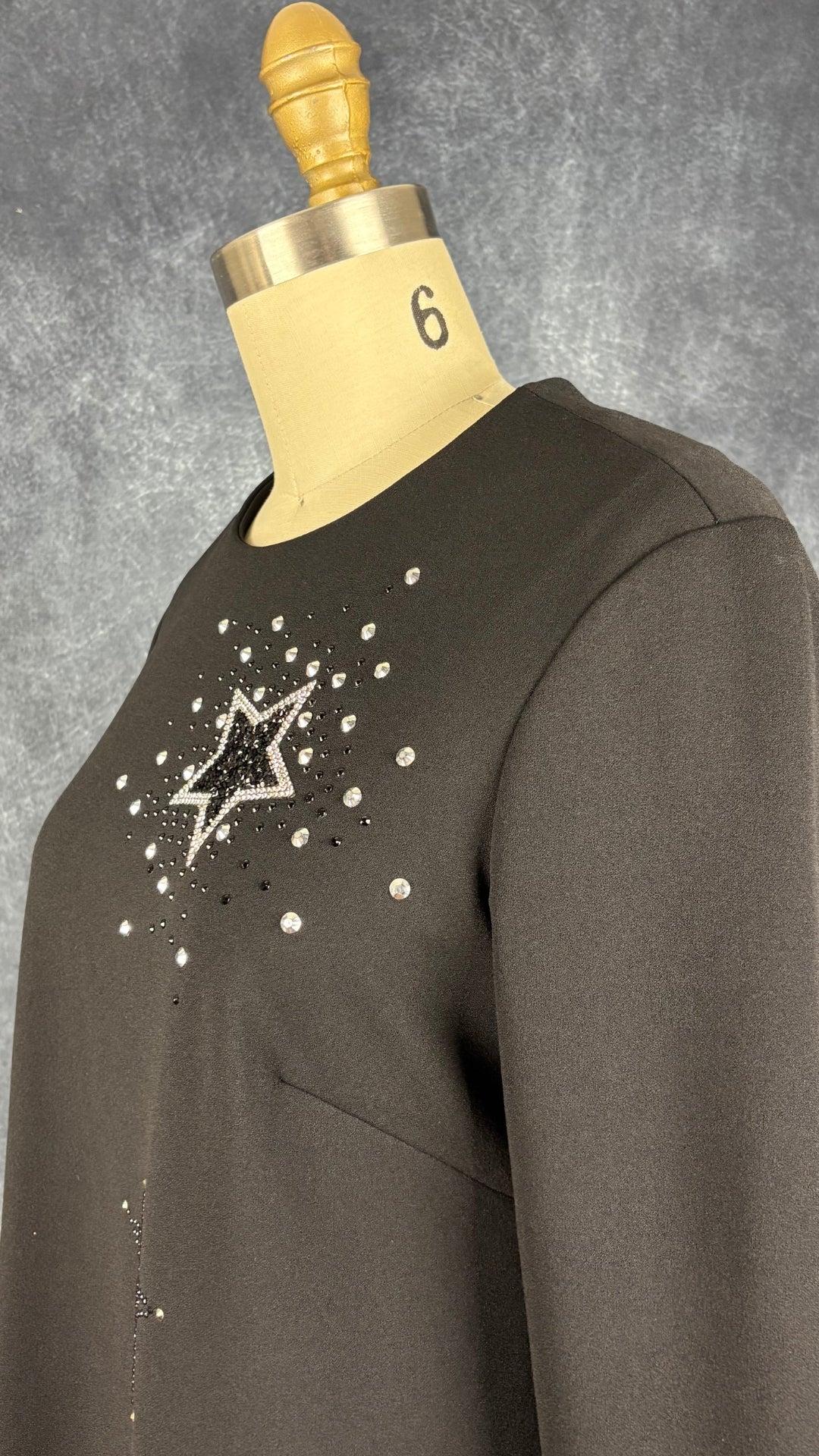 Robe noire étoiles scintillantes Imperial, taille small. Vue de l'encolure.