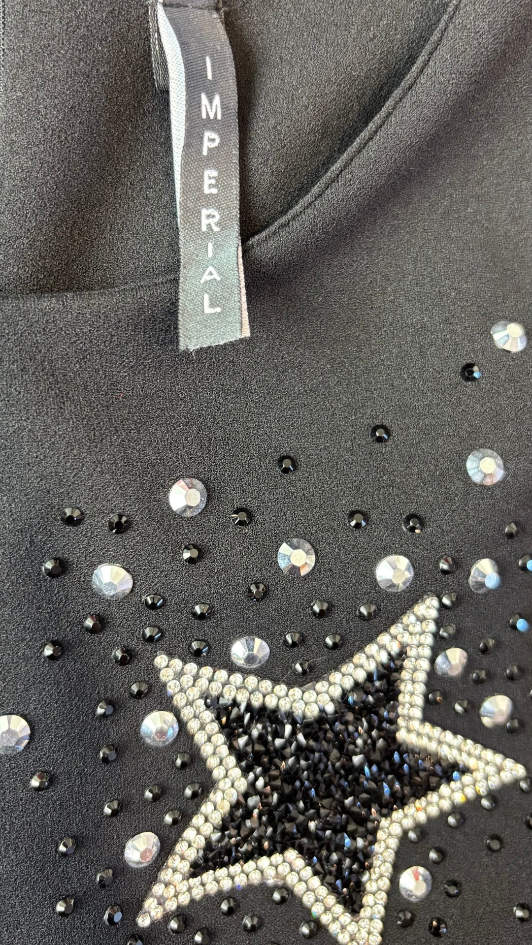 Robe noire étoiles scintillantes Imperial, taille small. Vue de l'étiquette.