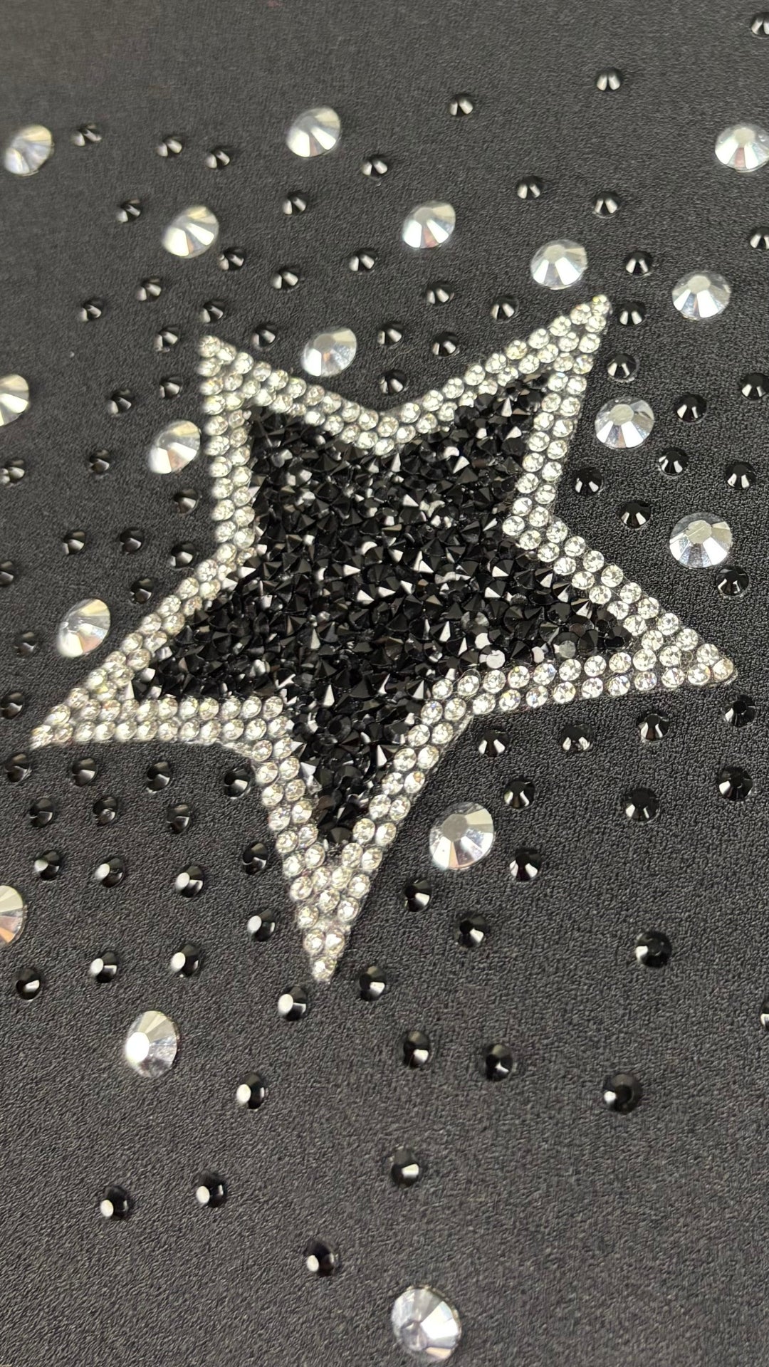 Robe noire étoiles scintillantes Imperial, taille small. Vue de près des étoiles.