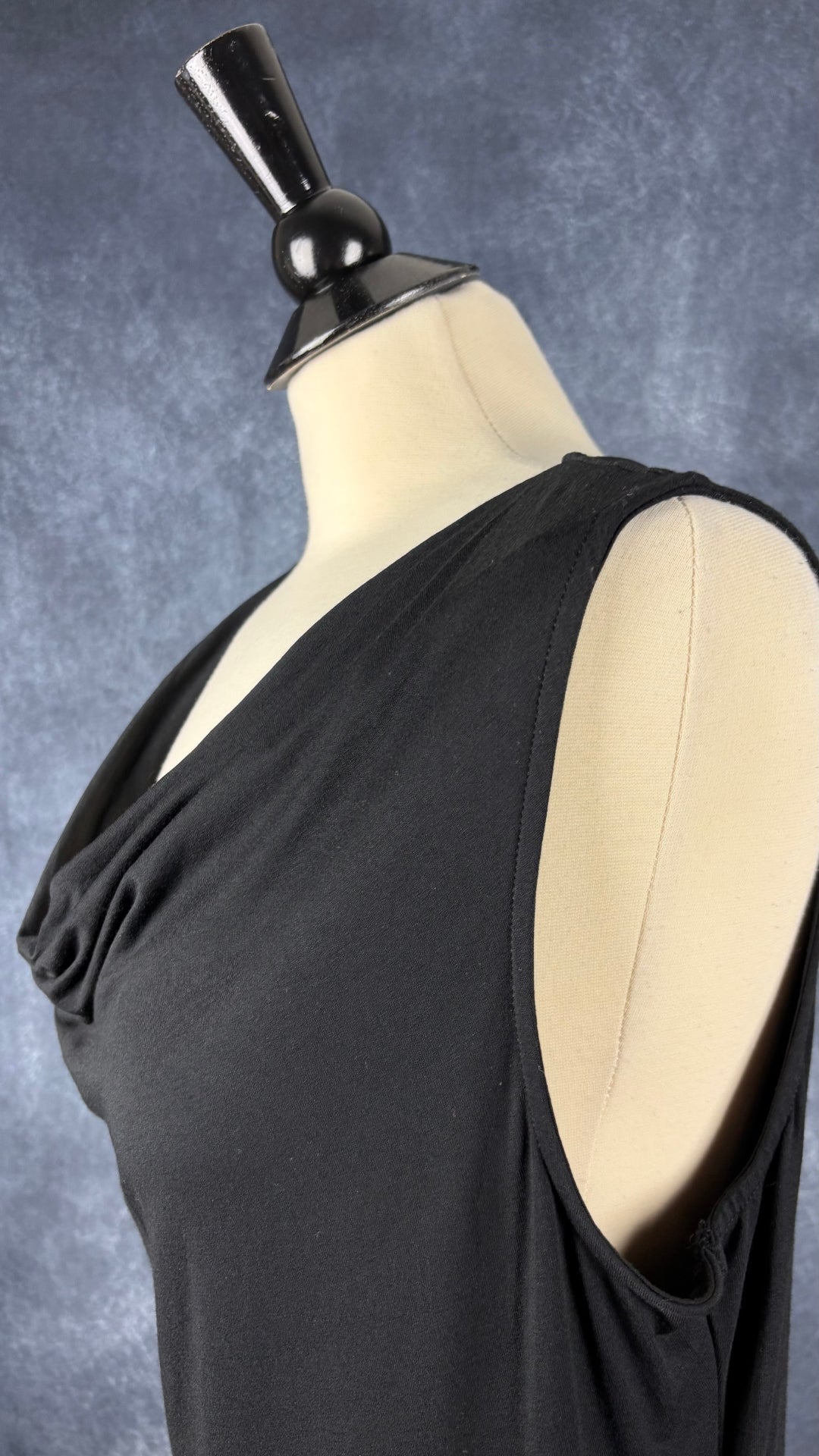 Robe noire en jersey épaule plissée InWear, taille xl. Vue de l'encolure.