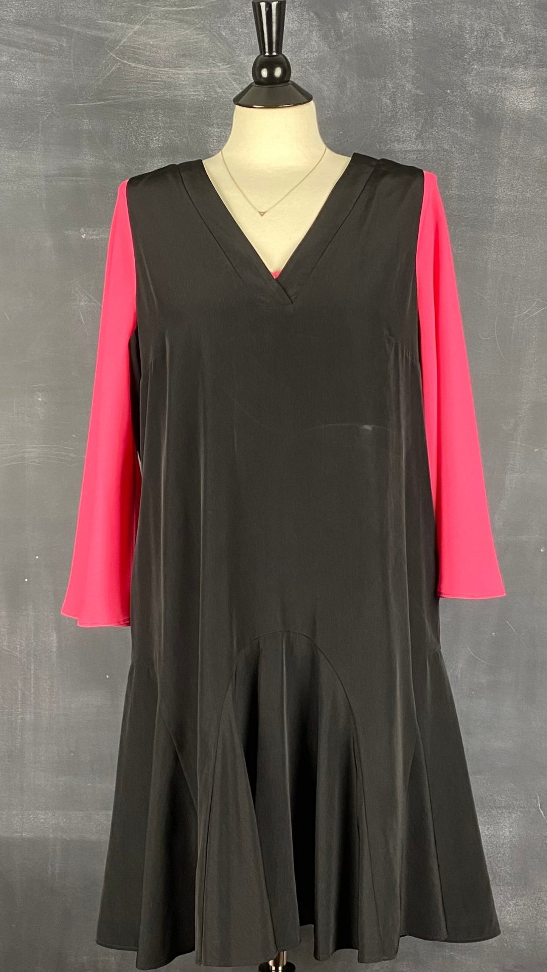 Robe noire jupe fluide ample J.Crew, taille large. Vue de l'agencement avec la blouse rose à manches ouvertes.