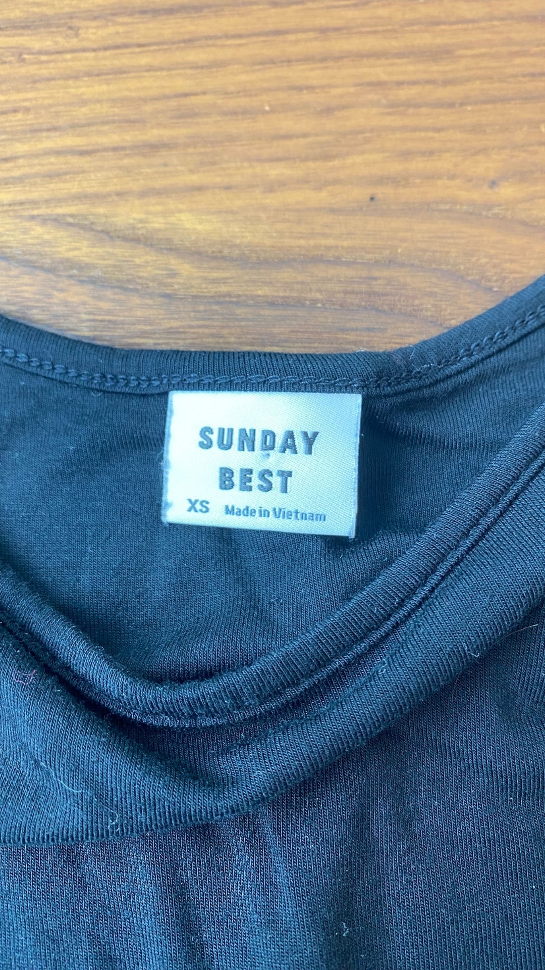 Robe noire jupe tournoyante à poches Sunday Best, taille xs. Vue de l'étiquette de marque et taille.