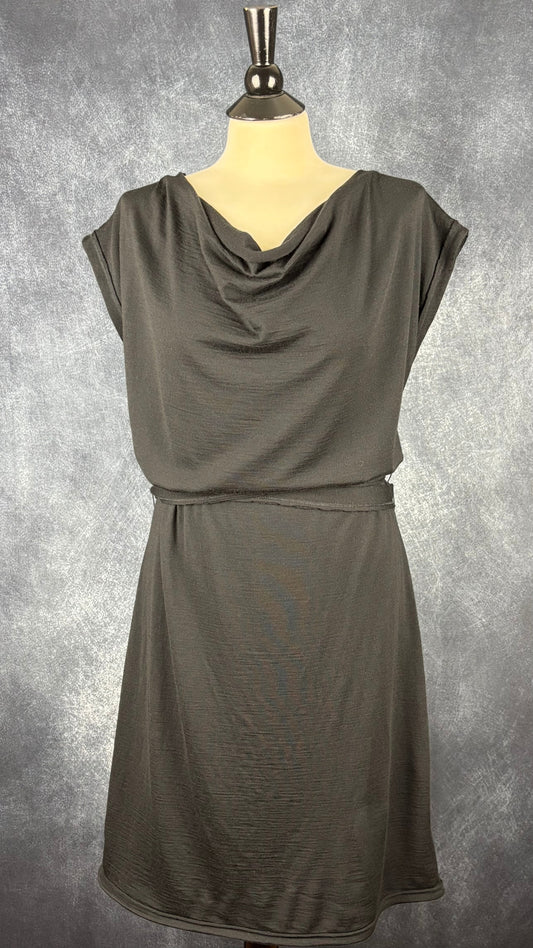 Robe noire en laine fine mérinos Icebreaker, taille xl. Vue de face, avec la ceinture.