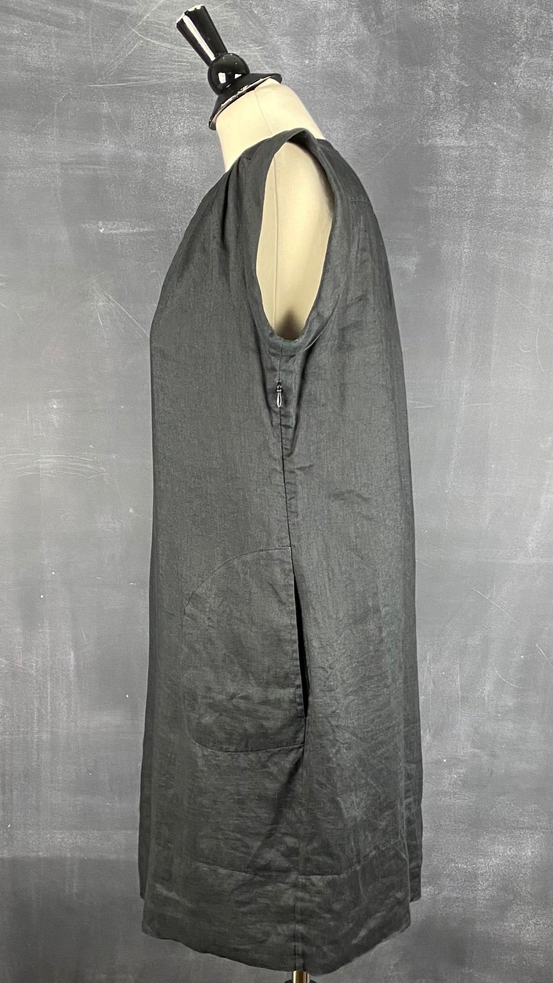 Robe noire en lin Theory, taille 10. Vue de côté.