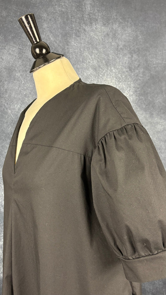 Robe noire longue à petite manche bouffante Humility, taille estimée à large. Vue de l'encolure.