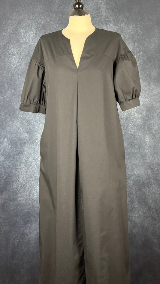 Robe noire longue à petite manche bouffante Humility, taille estimée à large. Vue de face.