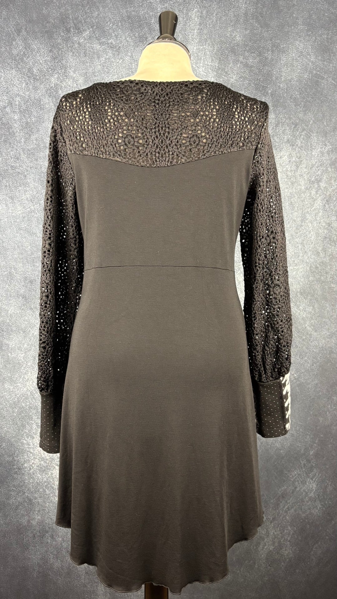 Robe noire à manches longues en dentelle Myco Anna, taille large. Vue de dos.