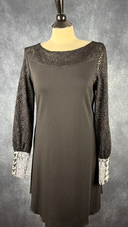 Robe noire à manches longues en dentelle Myco Anna, taille large. Vue de face.