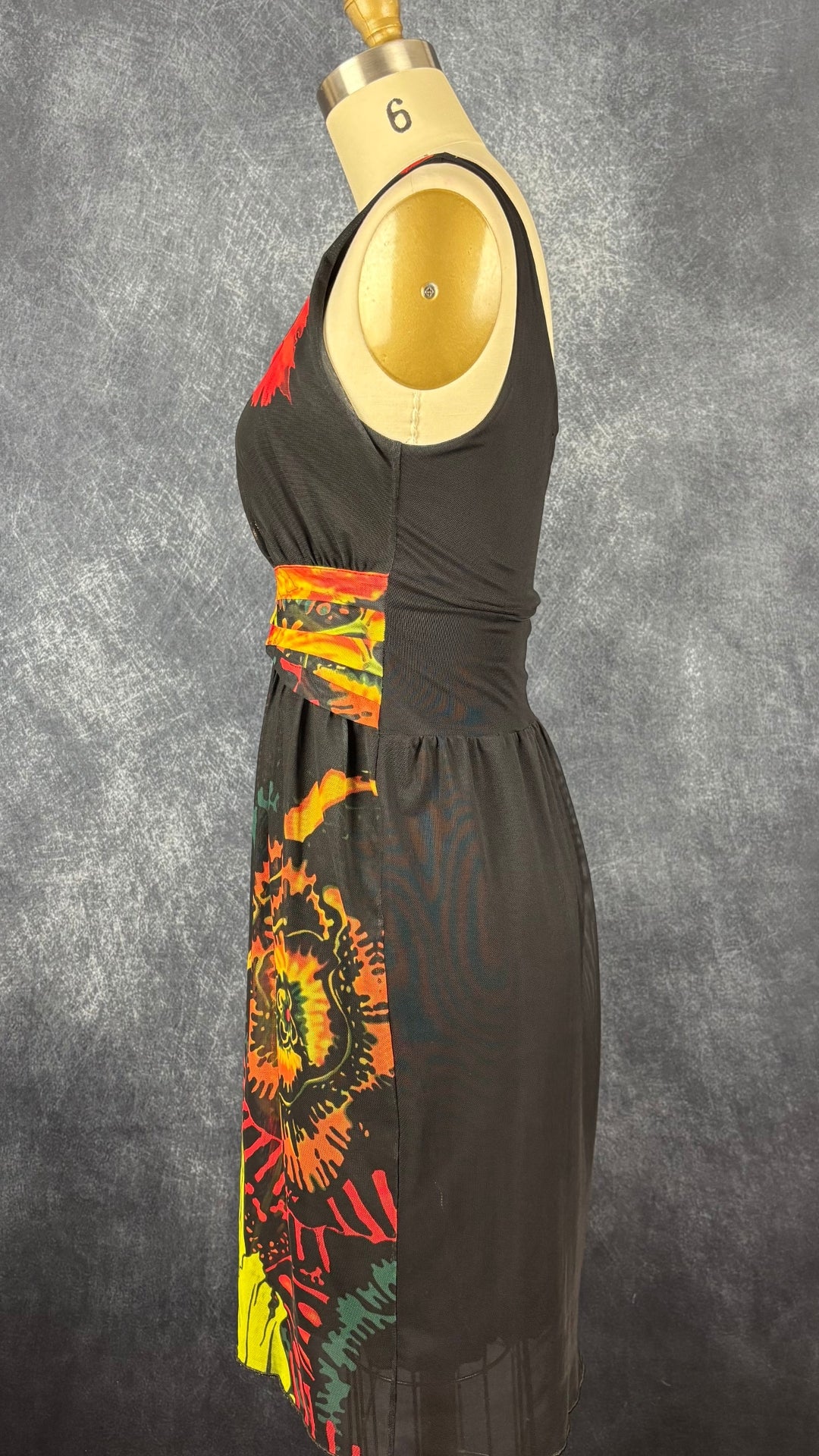 Robe noire à motif floral coloré sur fin voilage, Desigual, taille medium (qui fait plus small). Vue de côté.