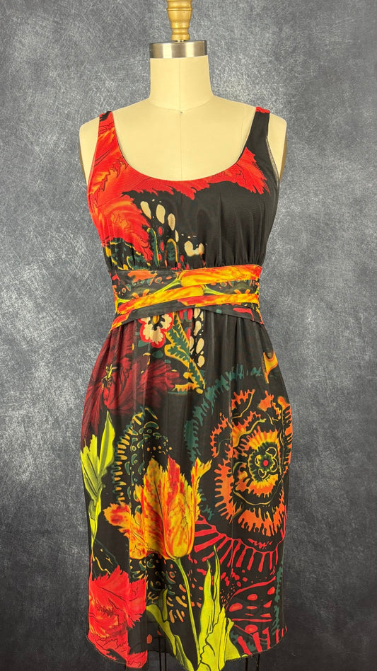 Robe noire à motif floral coloré sur fin voilage, Desigual, taille medium (qui fait plus small). Vue de face.