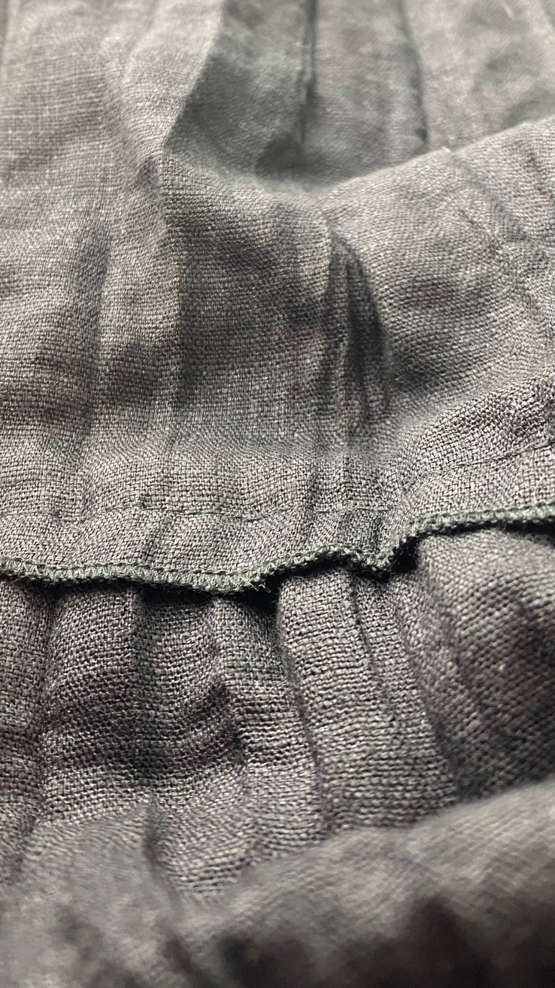 Robe étagée plissée noire, marque L'indice, taille 16. Vue du tissu.