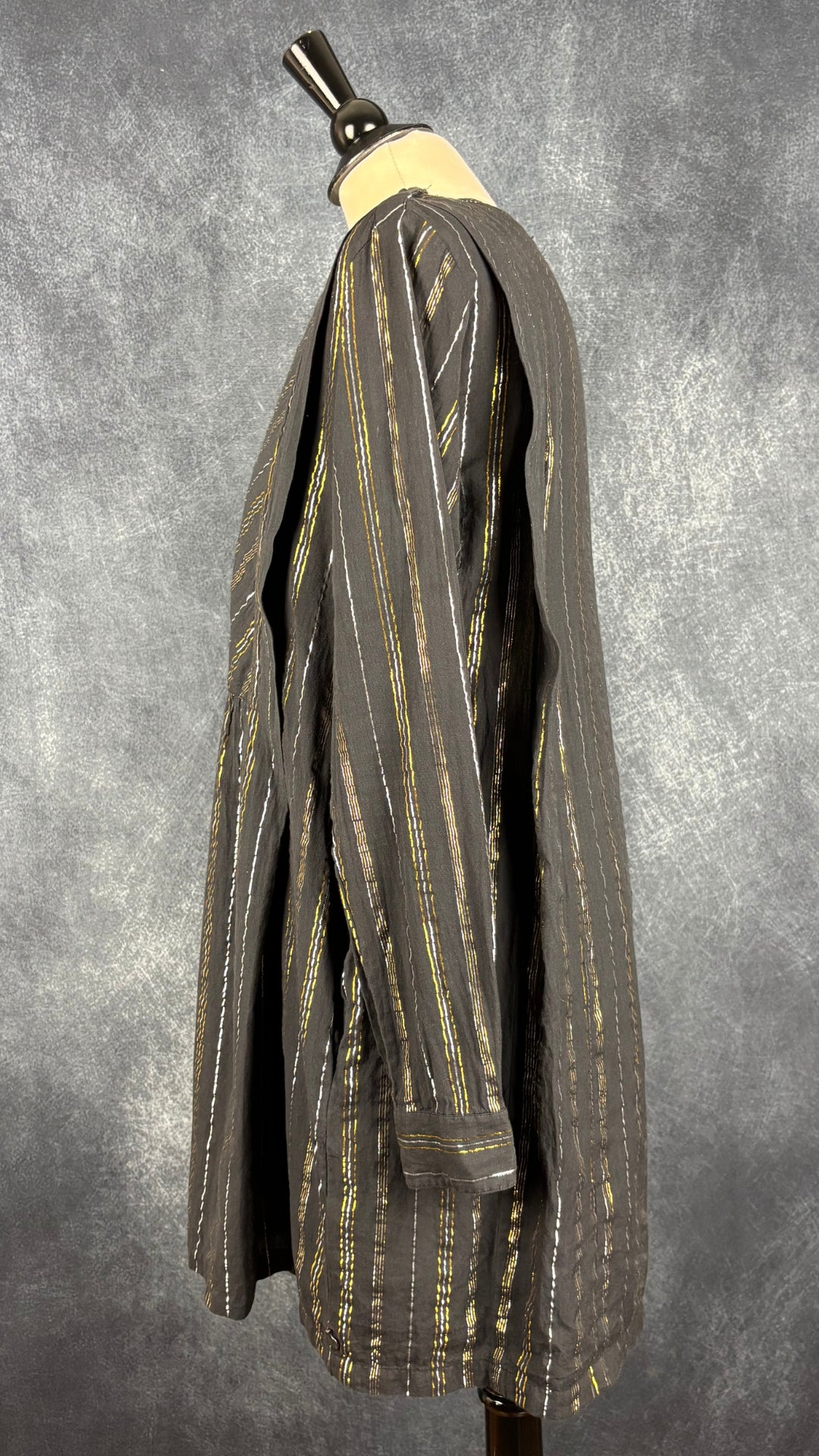 Robe noire à rayures or et argent Scotch & Soda, taille estimée à medium. Vue de côté.