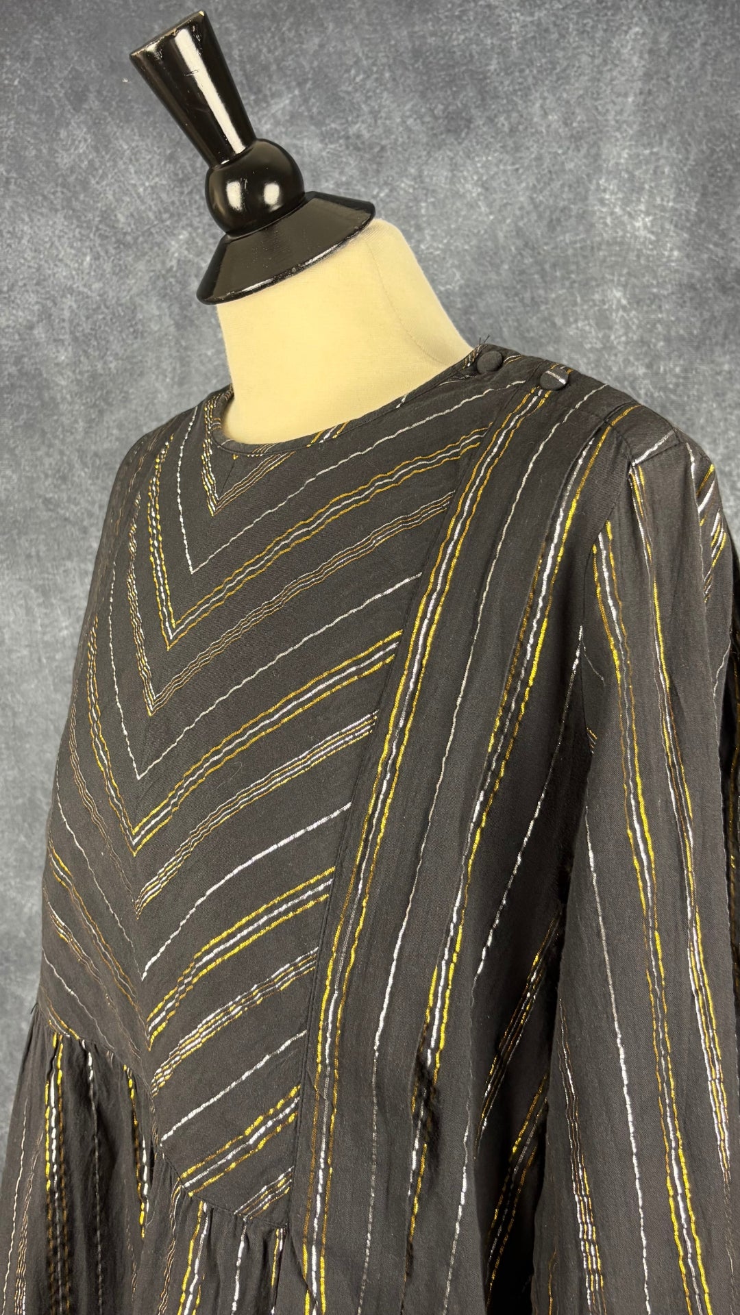 Robe noire à rayures or et argent Scotch & Soda, taille estimée à medium. Vue de l'encolure.