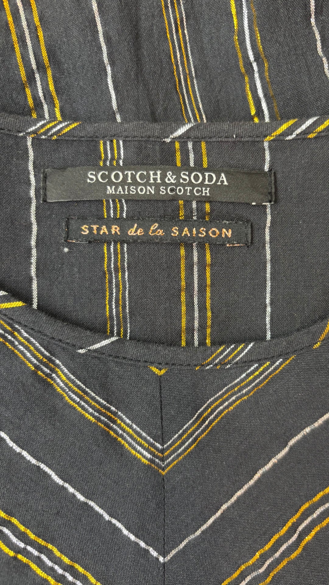 Robe noire à rayures or et argent Scotch & Soda, taille estimée à medium. Vue de l'étiquette.