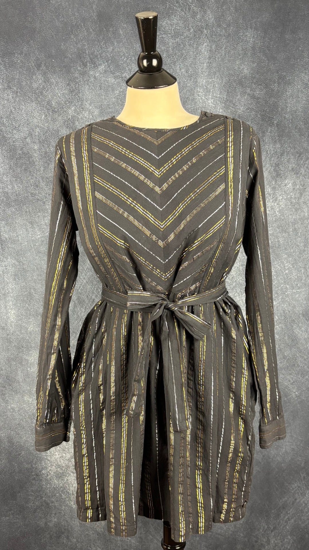 Robe noire à rayures or et argent Scotch & Soda, taille estimée à medium. Vue de face, portée avec ceinture.