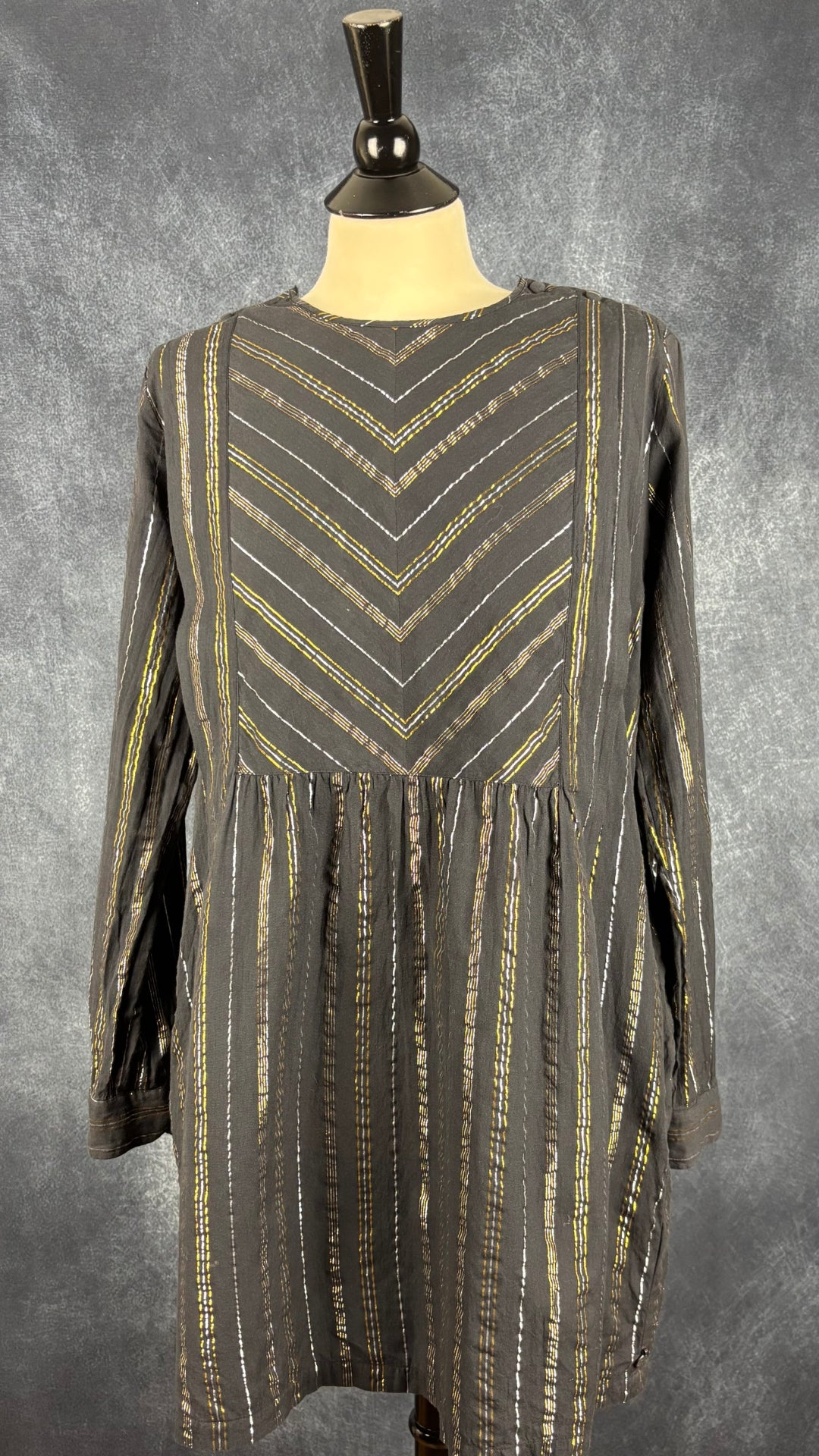 Robe noire à rayures or et argent Scotch & Soda, taille estimée à medium. Vue de face, portée sans ceinture.