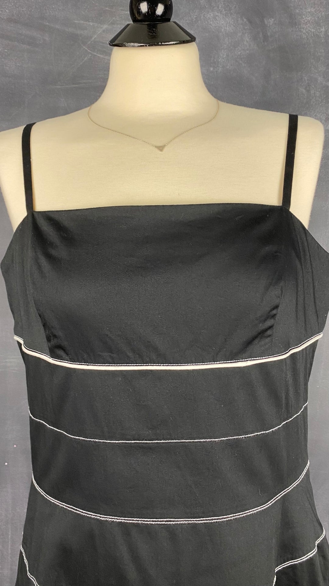 Robe noire à surpiqûres blanches 123 - Un deux trois, taille estimée à large. Vue de l'encolure, de face.