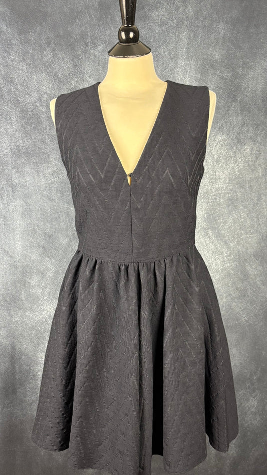 Robe texturée bleu-noir coupe patineuse avec poches Maje, taille 3 (env. medium). Vue de face.