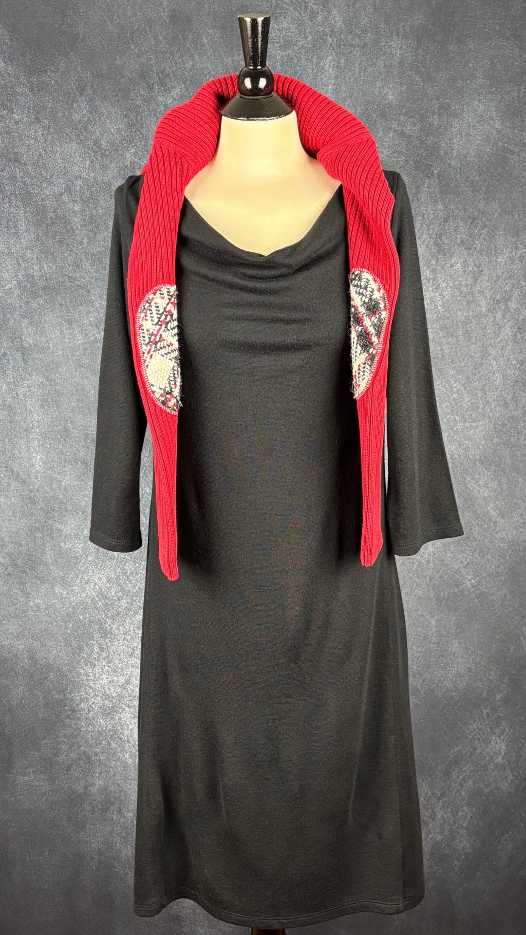 Robe noire en fin tricot à col baveux en mélange de laine Royal Robbins, taille medium. Vue de l'agencement avec le tricot rouge Marc Aurel.