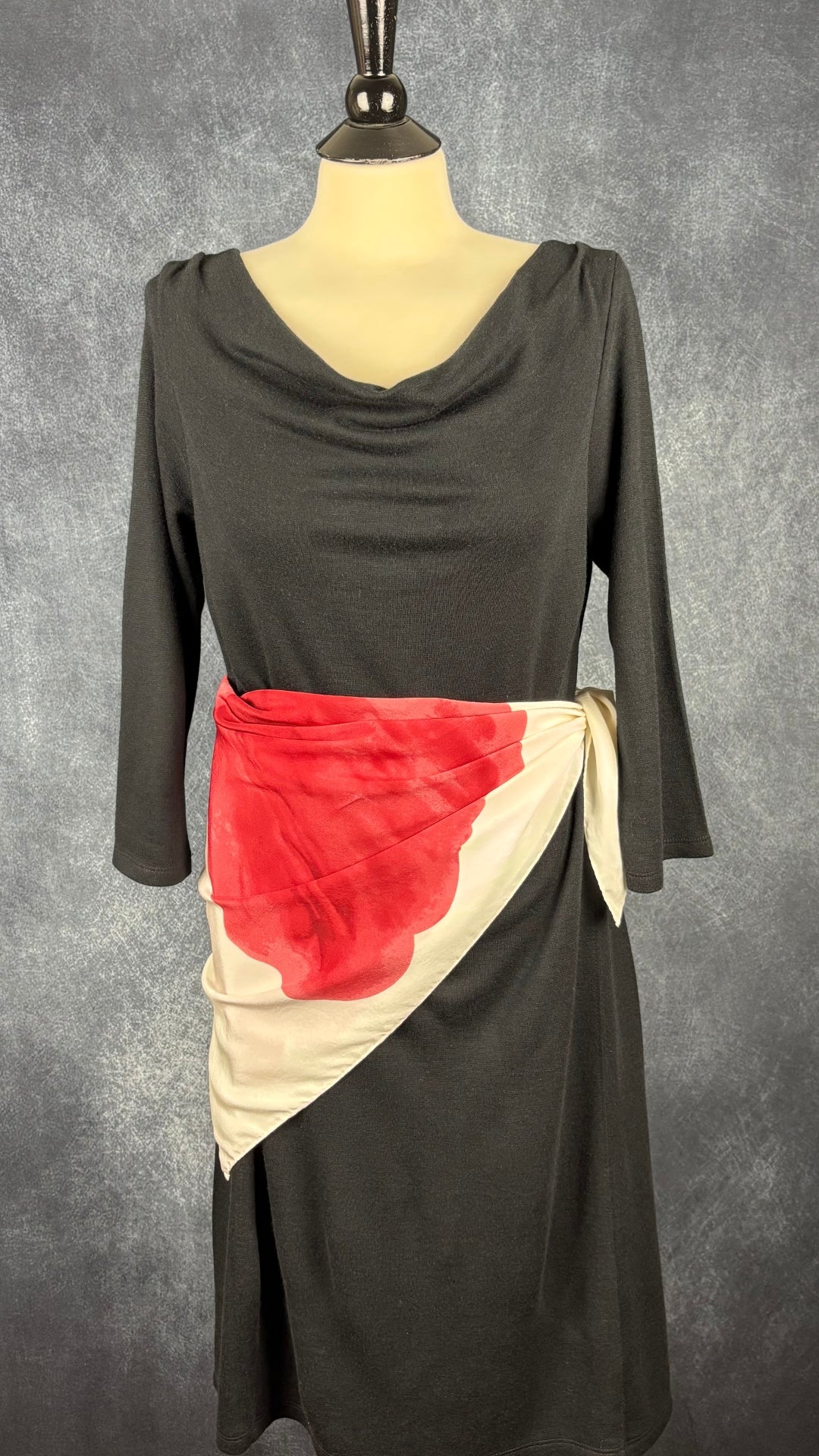 Robe noire en fin tricot à col baveux en mélange de laine Royal Robbins, taille medium. Vue de l'agencement avec le foulard crème et rouge floral.