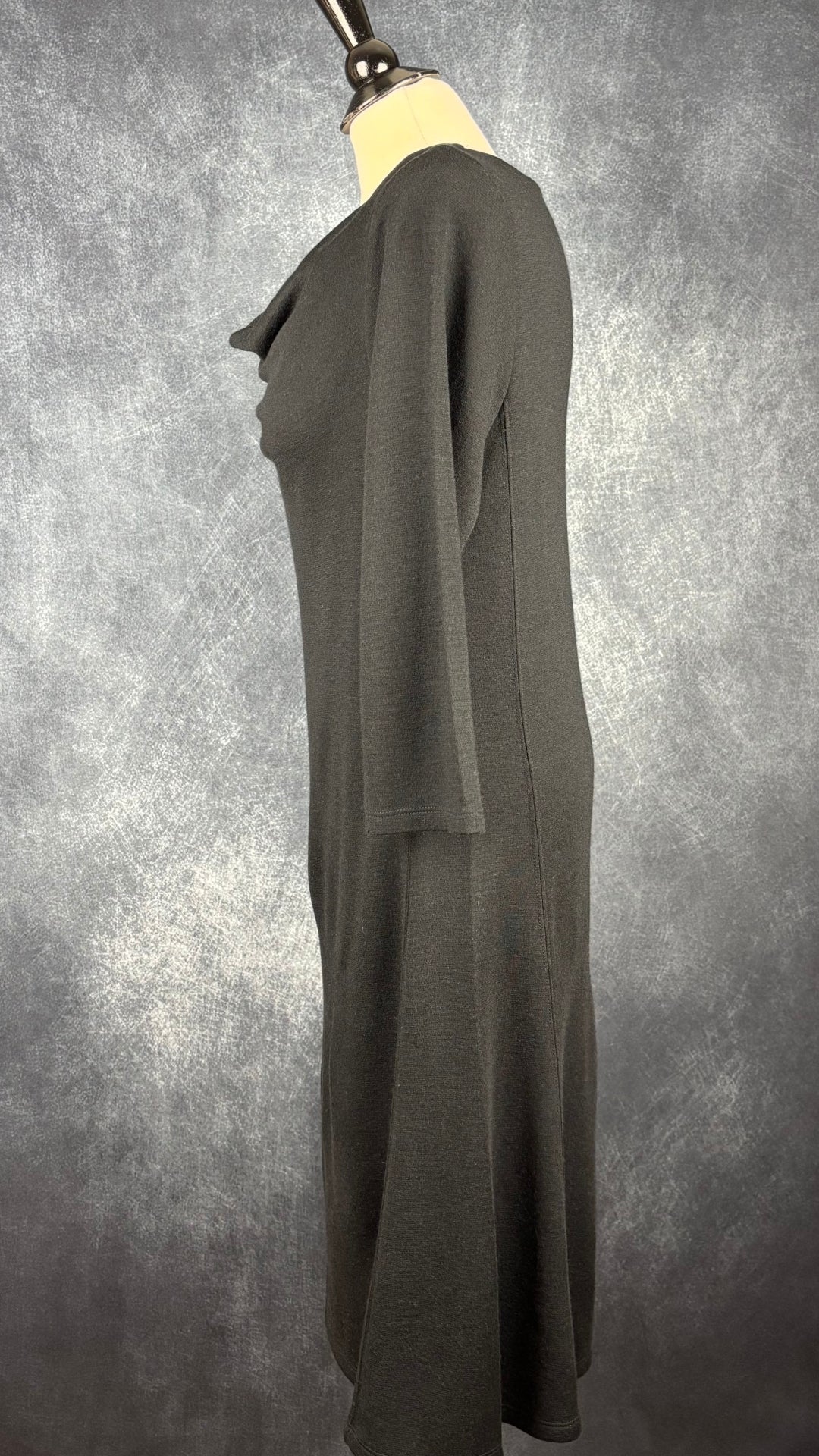 Robe noire en fin tricot à col baveux en mélange de laine Royal Robbins, taille medium. Vue de côté.