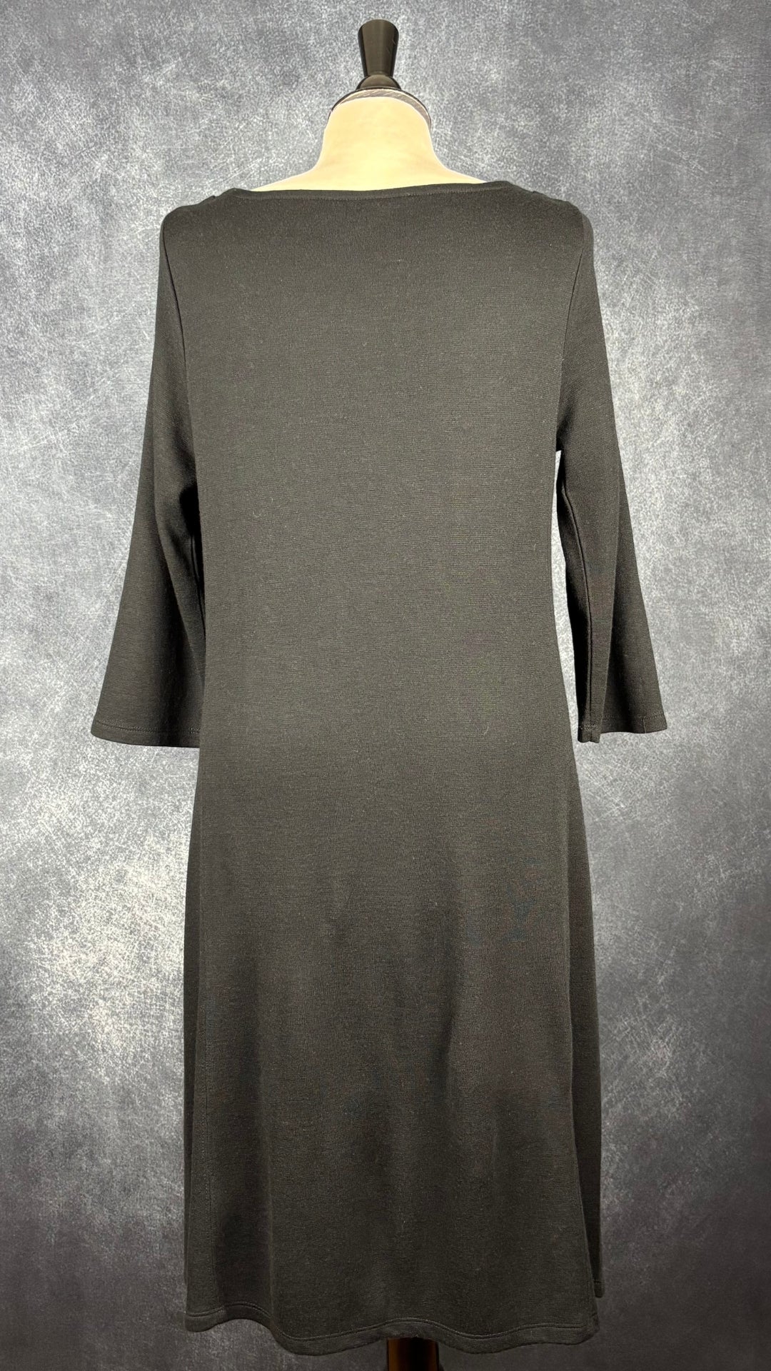 Robe noire en fin tricot à col baveux en mélange de laine Royal Robbins, taille medium. Vue de dos.