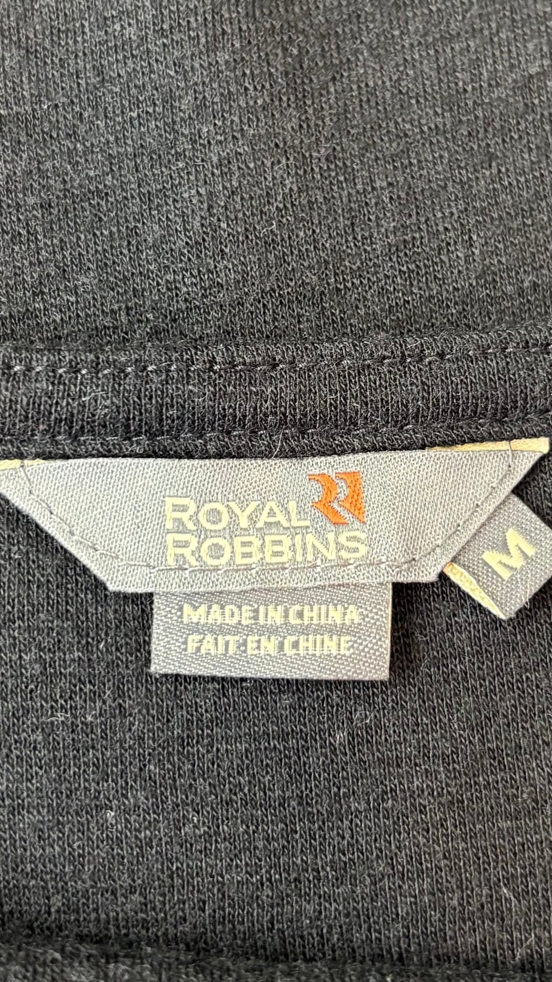 Robe noire en fin tricot à col baveux en mélange de laine Royal Robbins, taille medium. Vue de l'étiquette.