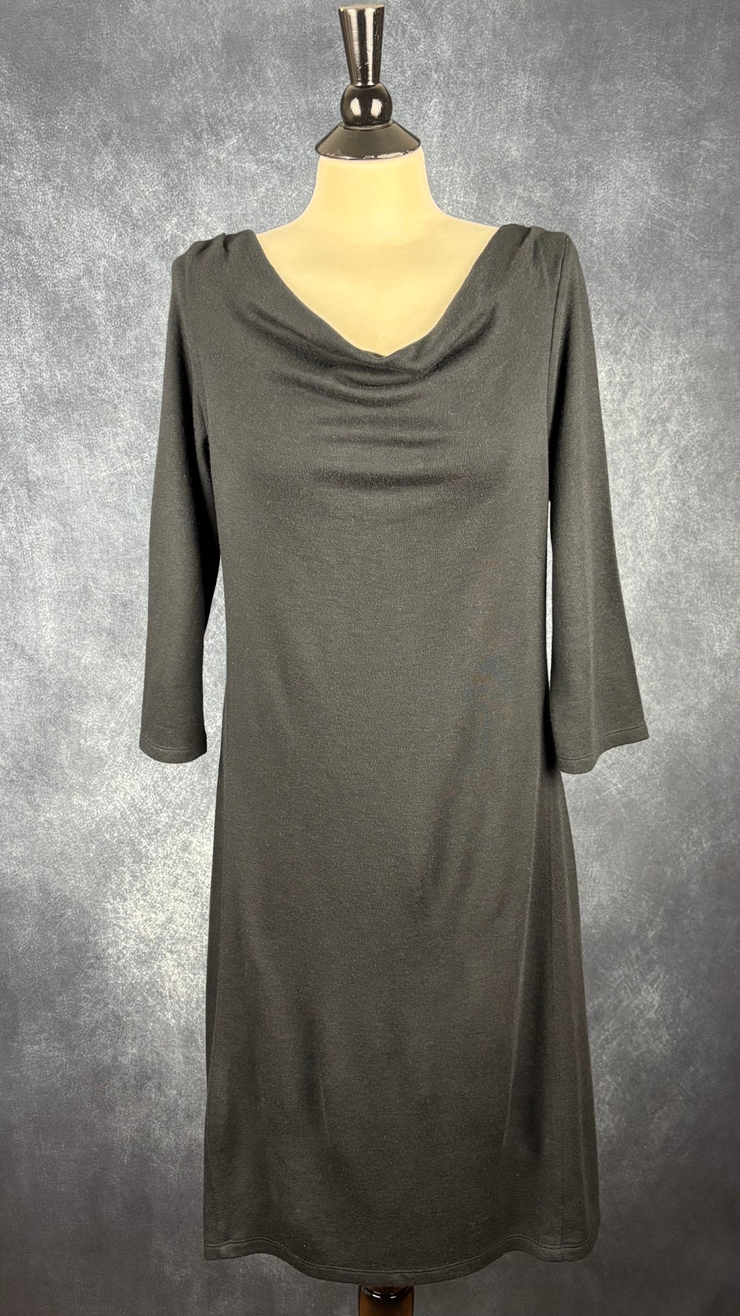 Robe noire en fin tricot à col baveux en mélange de laine Royal Robbins, taille medium. Vue de face.