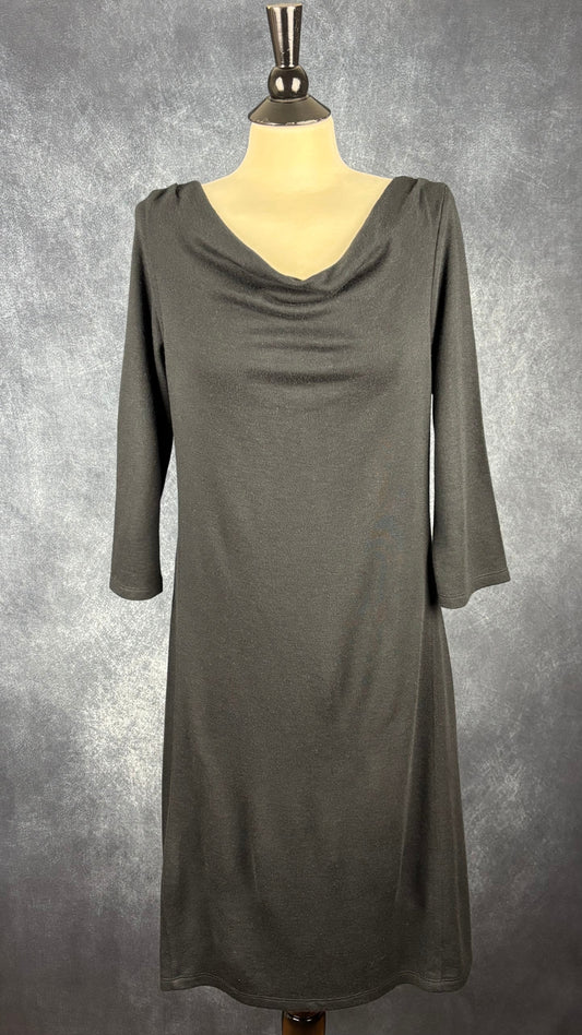 Robe noire en fin tricot à col baveux en mélange de laine Royal Robbins, taille medium. Vue de face.