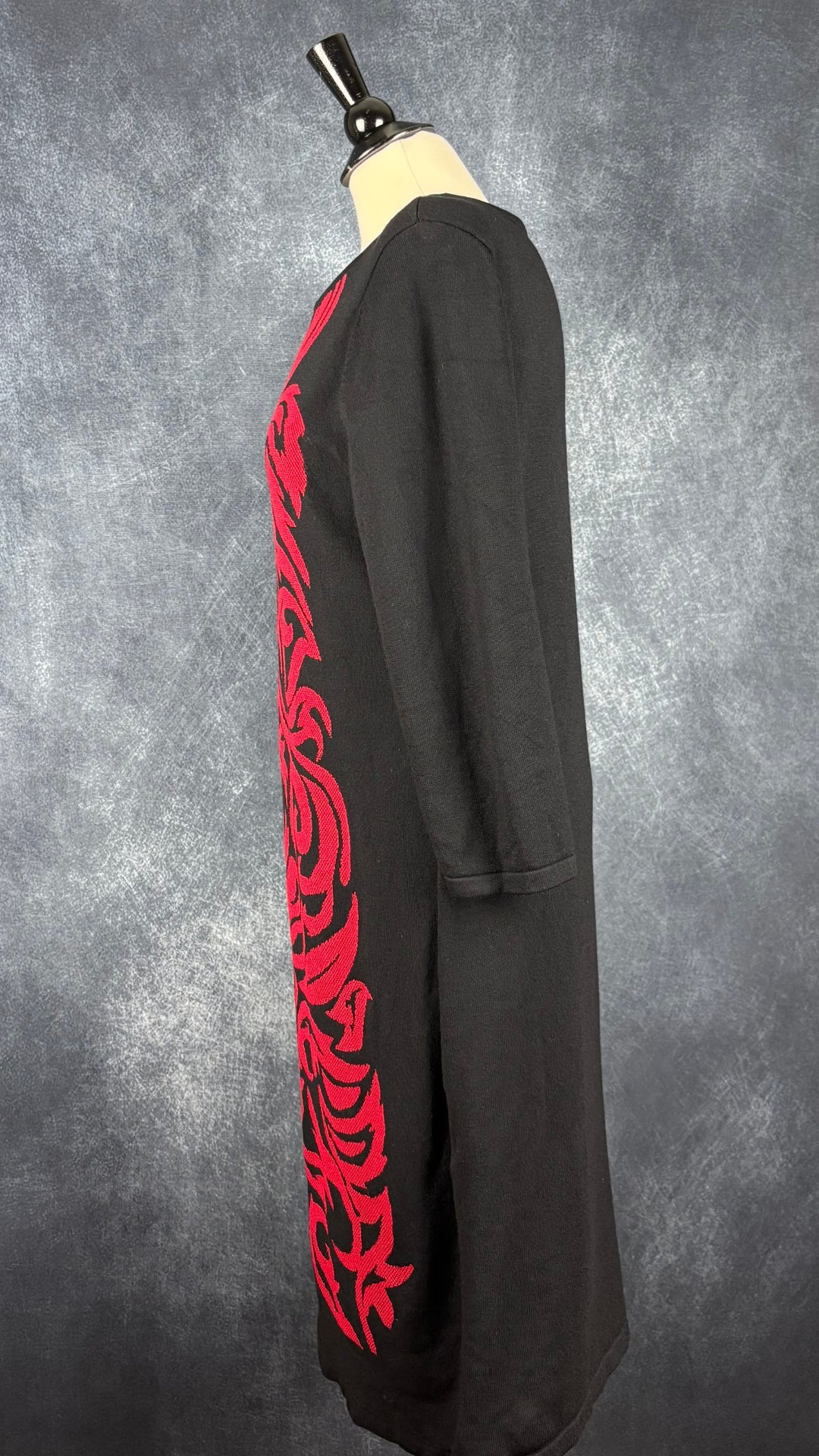 Robe noire en tricot à motif central rouge Nine West, taille xl. Vue de côté.