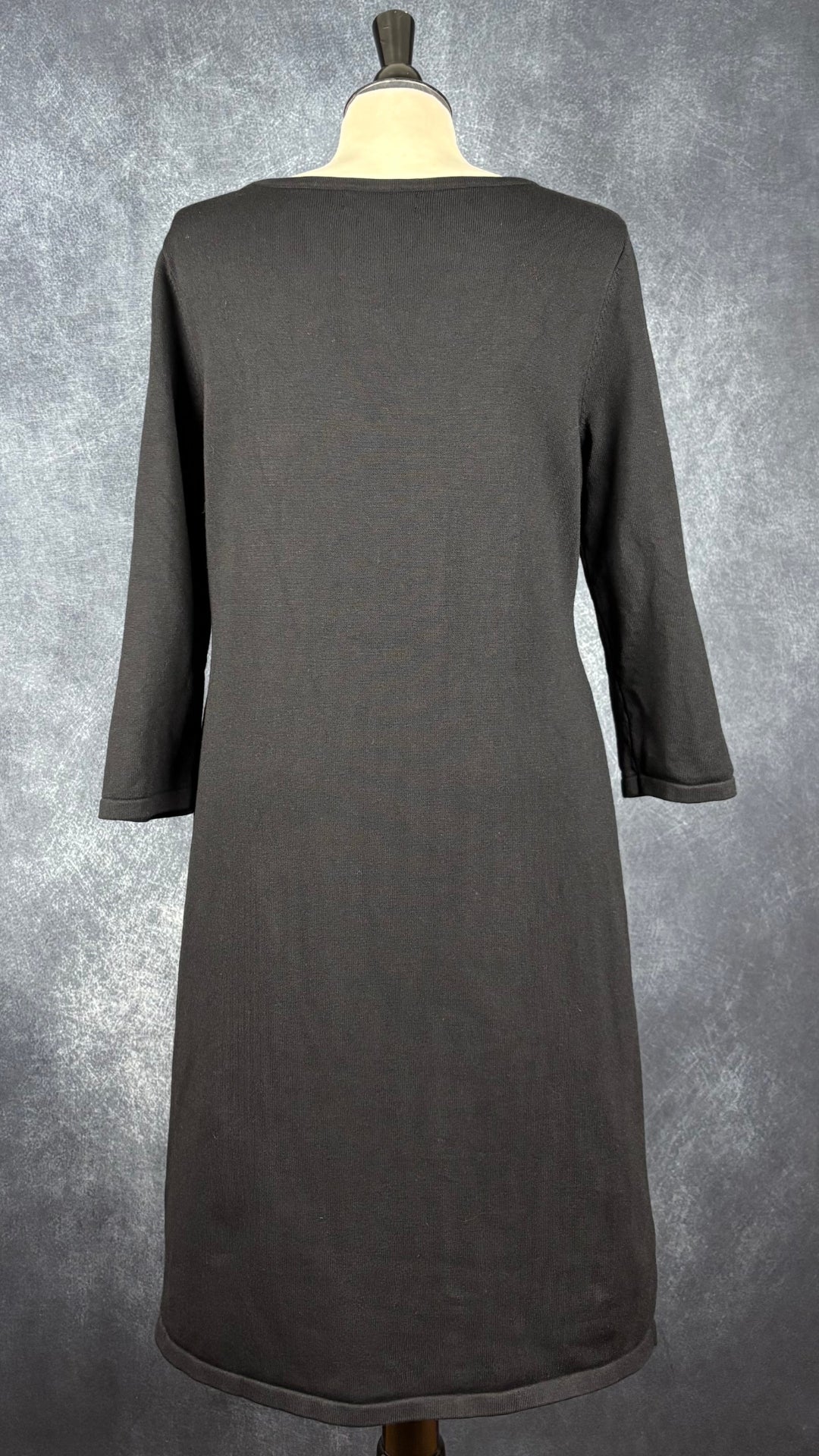 Robe noire en tricot à motif central rouge Nine West, taille xl. Vue de dos.