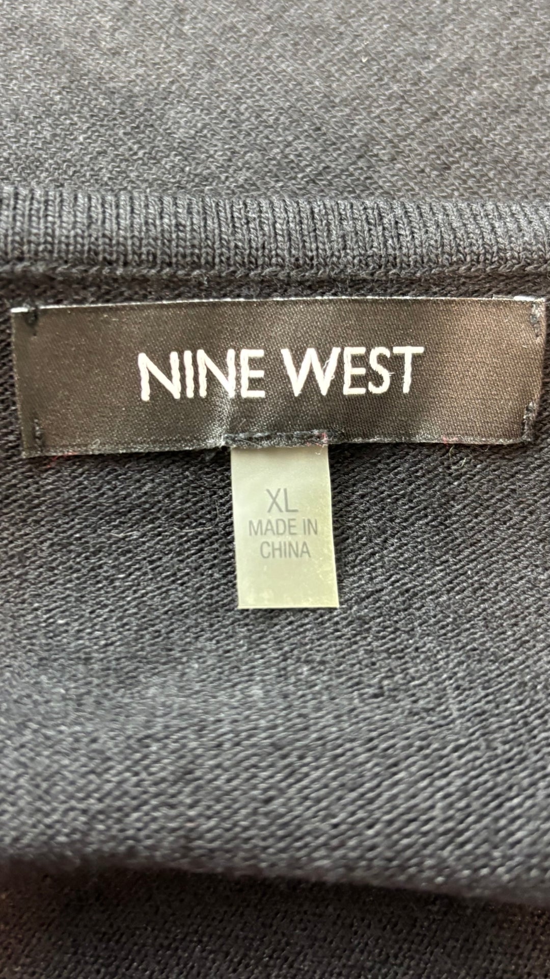 Robe noire en tricot à motif central rouge Nine West, taille xl. Vue de l'étiquette.