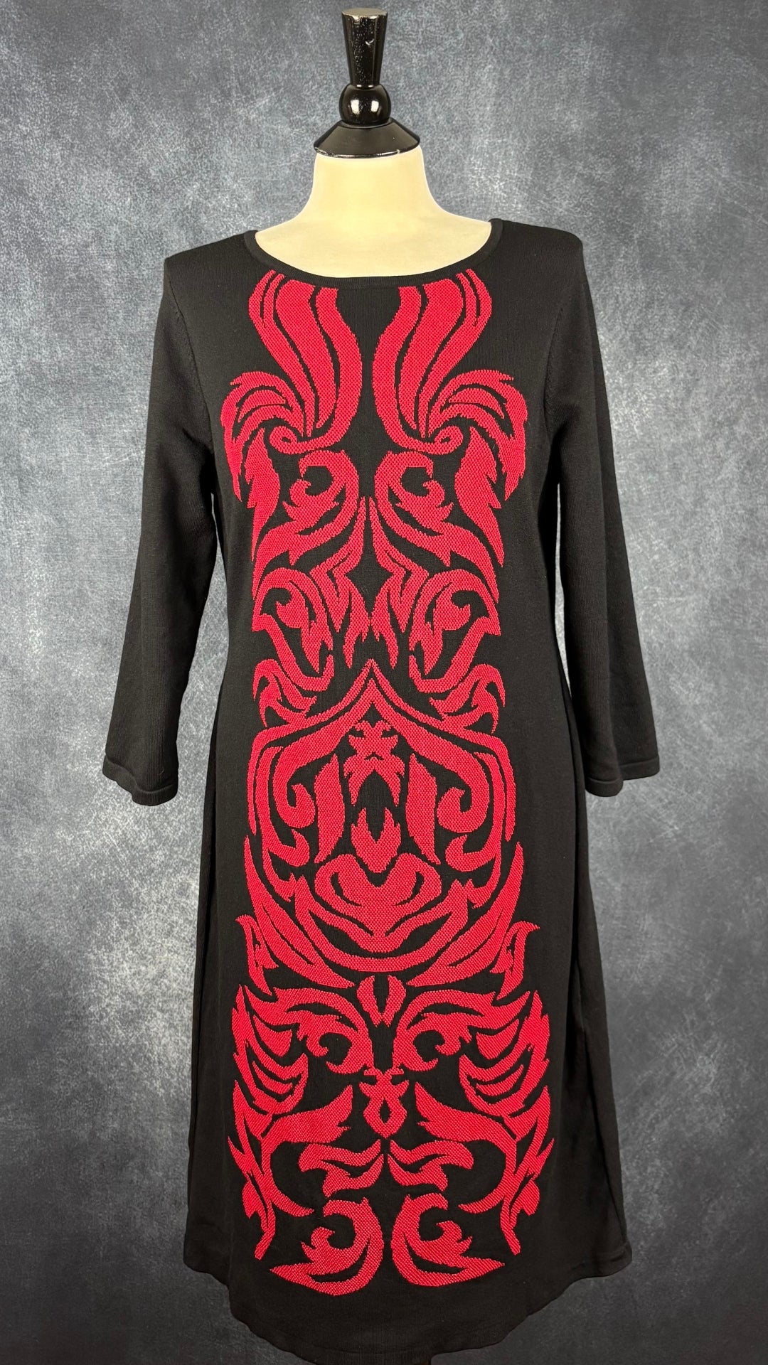 Robe noire en tricot à motif central rouge Nine West, taille xl. Vue de face.