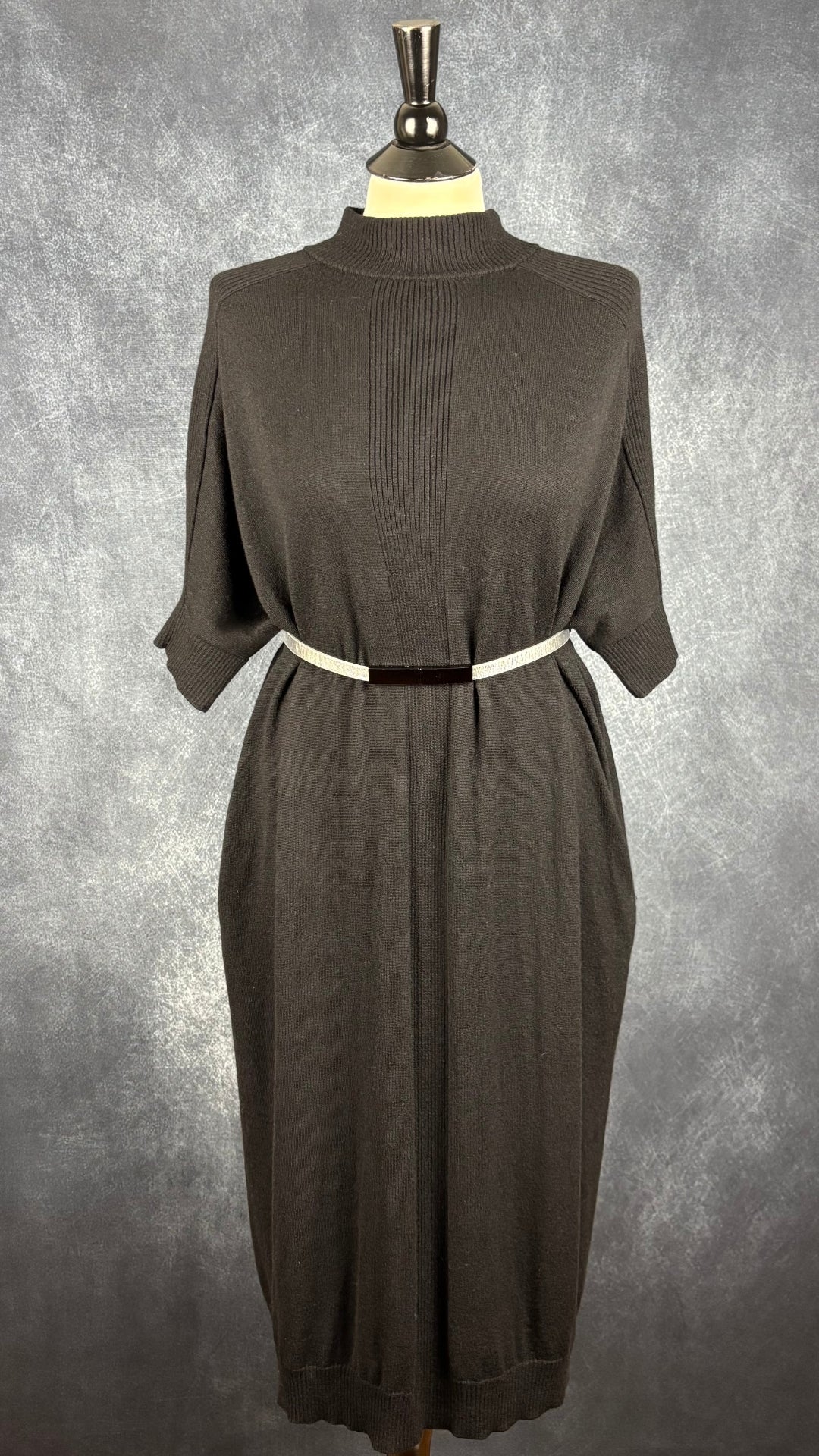 Robe mi-longue en tricot noir avec poches en mélange de laine mérinos Denis Gagnon + Edito par Simons, taille m/l. Vue de l'agencement avec la fine ceinture argentée taille unique.